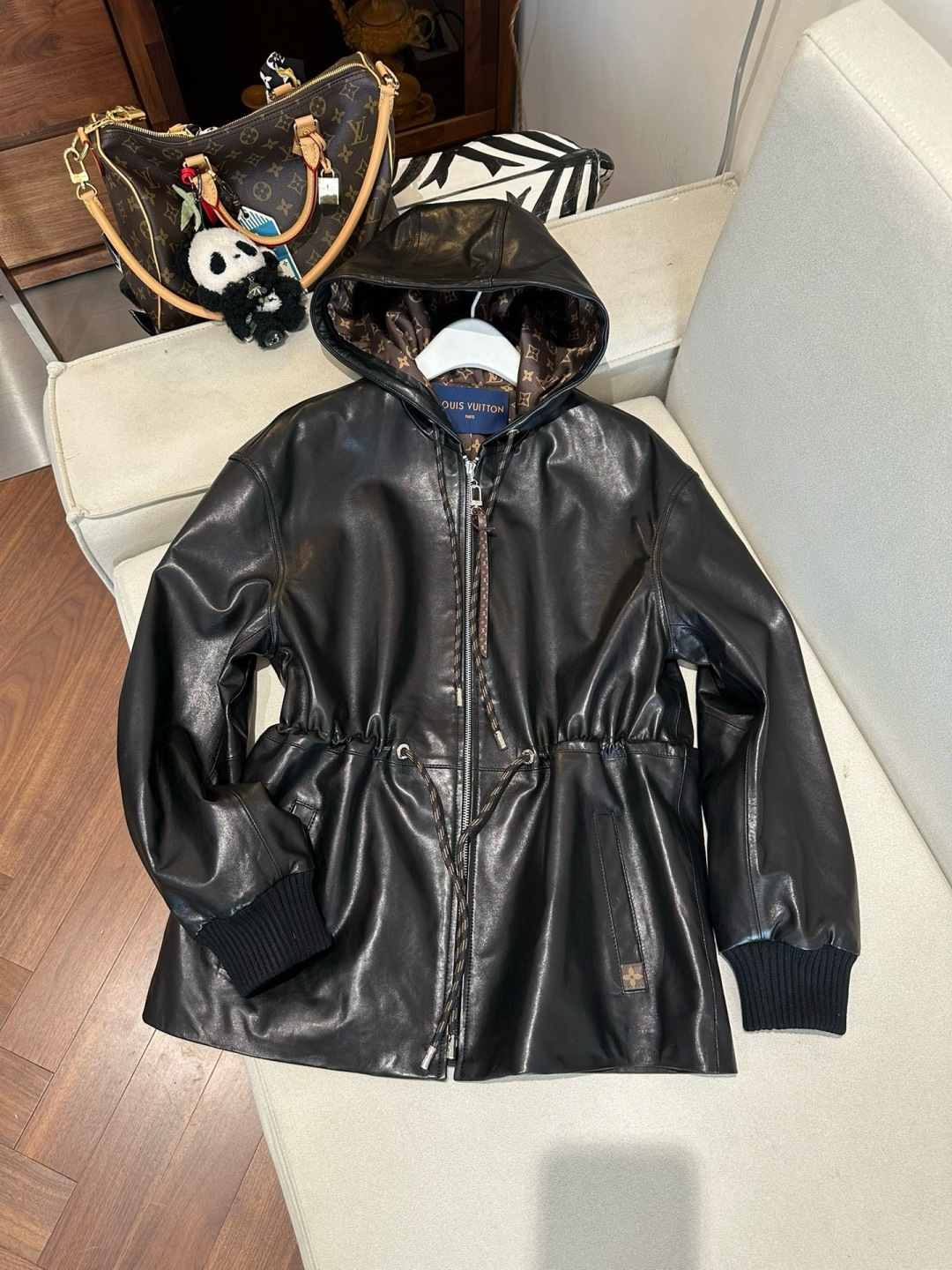 NO:892290,High-end custom handmade workshop series Catwalk style LOUIS VUITTO* Louis Vuitton LV latest leather jacket Material imported sheepskin ↘Imported customized hooded leather jacket Hardware mold customization Heavy industry printing with logo ↘High version customized version ↘Women's style Size36-38-40-42.00, Louis Vuitton-clothing, louis vuitton, louis vuitton, louis  vuitton,leather jacket,sheepskin,hats,19860909高端定制手工坊系列 走秀款 LOUIS VUITTO* 路易威*登LV 最新款皮衣 材质进口绵羊皮 ↘进口定制戴帽款皮衣 五金开模定制 重工印花配Logo ↘高版本定制款 ↘女款 Size36-38-40-42 .00,路易威登-服装,louis vuitton,louis vuitton,louis vuitton,leather jacket,sheepskin,hats,,Women's clothing