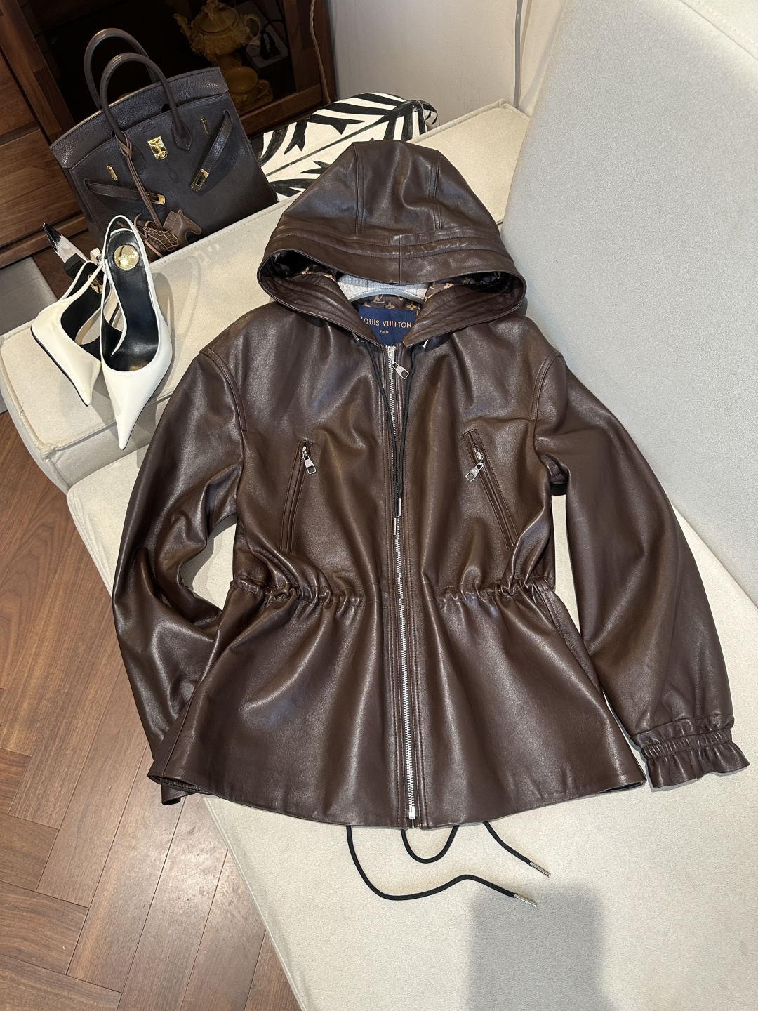 NO:892344,High-end custom handmade workshop series Catwalk style LOUIS VUITTO* Louis Vuitton LV latest leather jacket Material imported sheepskin ↘Imported customized hooded leather jacket Hardware mold customization Heavy industry printing with logo ↘High version customized version ↘Women's style Size36-38-40-42.00, Dior-clothing, dior, louis vuitton, louis vuitton, louis  vuitton,leather jacket,sheepskin,hats,19860909高端定制手工坊系列 走秀款 LOUIS VUITTO* 路易威*登LV 最新款皮衣 材质进口绵羊皮 ↘进口定制戴帽款皮衣 五金开模定制 重工印花配Logo ↘高版本定制款 ↘女款 Size36-38-40-42 .00,迪奥-服装,dior,louis vuitton,louis vuitton,louis vuitton,leather jacket,sheepskin,hats,,Women's clothing