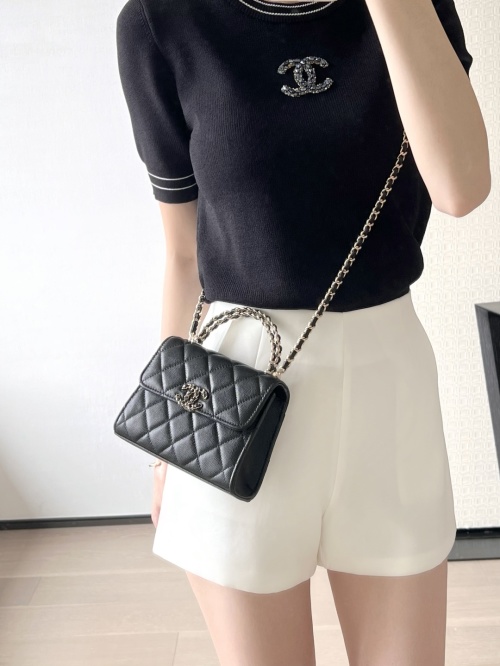 Elegant Kelly Style Crossbody Bag with Top Handle and Chain Strap 1 Elegant Kelly Style Crossbody Bag with Top Handle and Chain Strap