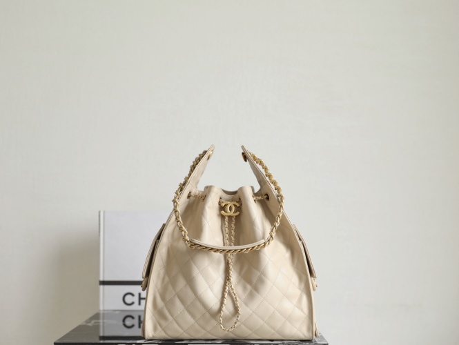 Chanel 25 Bag Hobo Medium Apricot, Quilted Leather, Gold Hardware, 40 x 30 x 15 cm 1 Chanel 25 Bag Hobo Medium Apricot, Quilted Leather, Gold Hardware, 40 x 30 x 15 cm