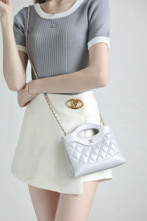 Elegant Quilted Top Handle Bag with Chain Strap - Versatile Design 1 Elegant Quilted Top Handle Bag with Chain Strap - Versatile Design