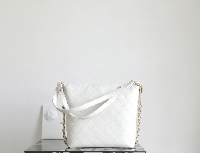 Chanel 25s Spring/Summer Hobo Bag Medium White, 27*33*10.5 cm 1 Chanel 25s Spring/Summer Hobo Bag Medium White, 27*33*10.5 cm
