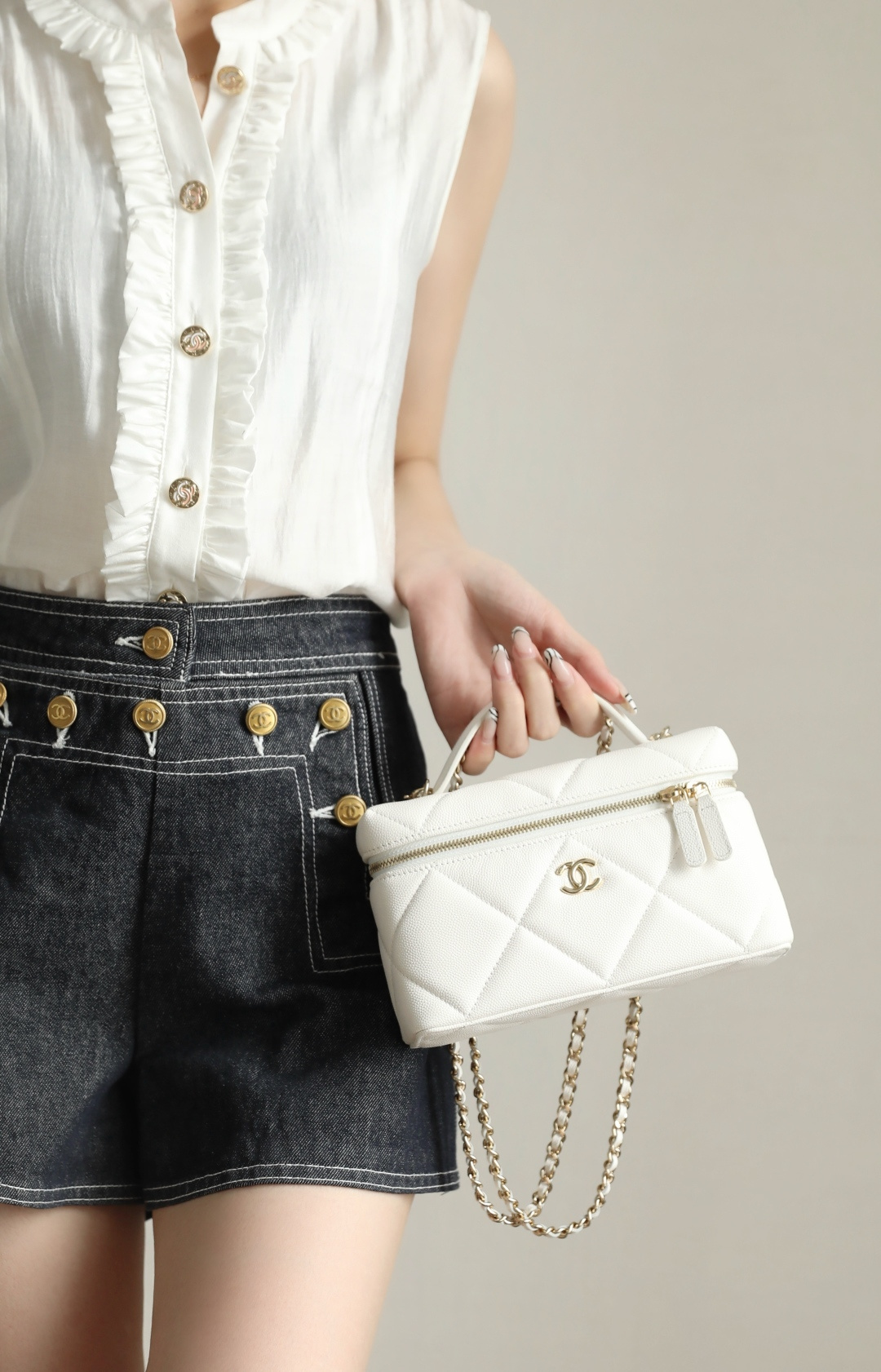 Elegant White Quilted Crossbody Bag: Chic & Stylish, Inspired Design