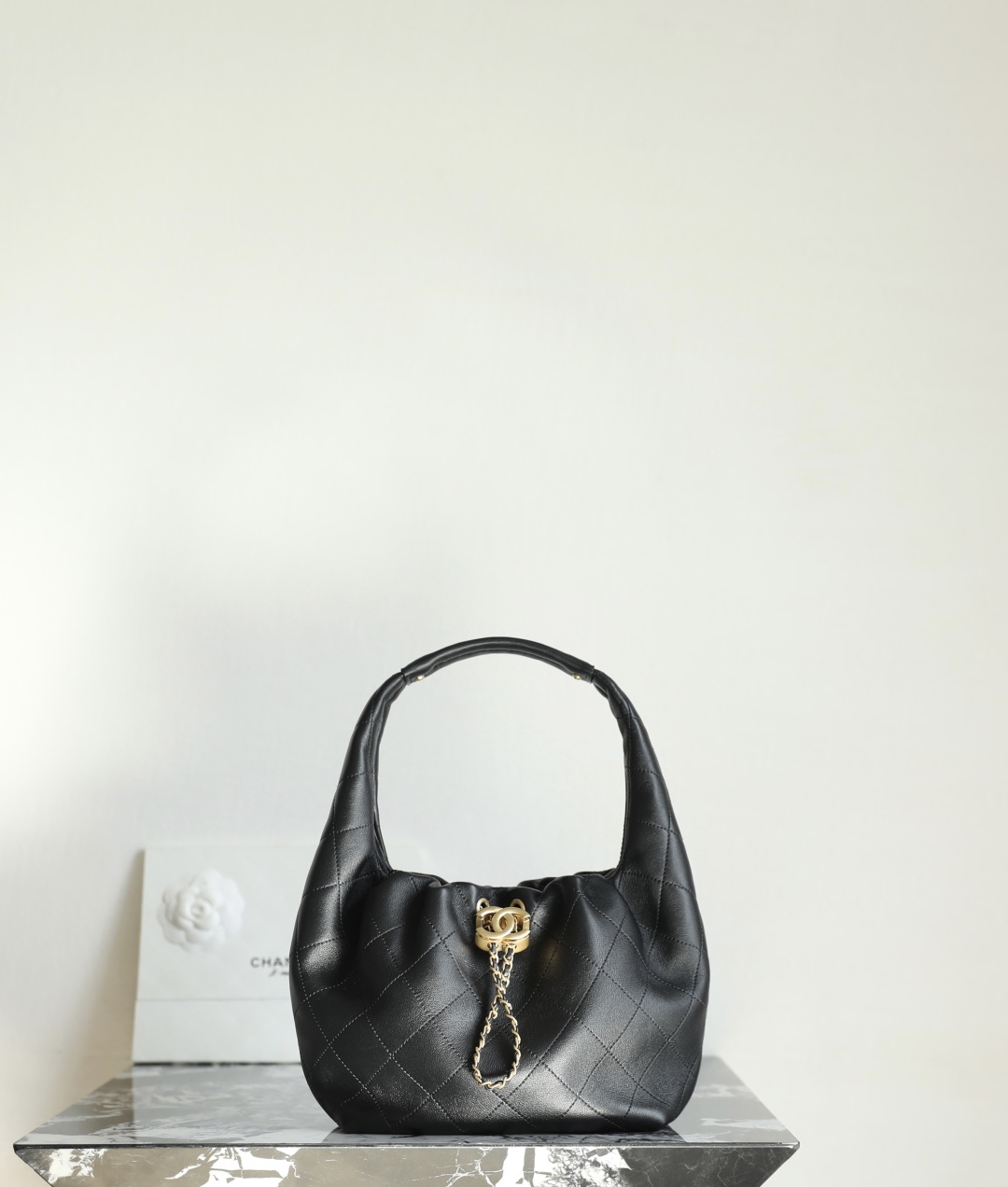 샤넬 26C 스몰 가방 블랙 골드 카프스킨 소가죽 C-581 32x24x12cm 34540