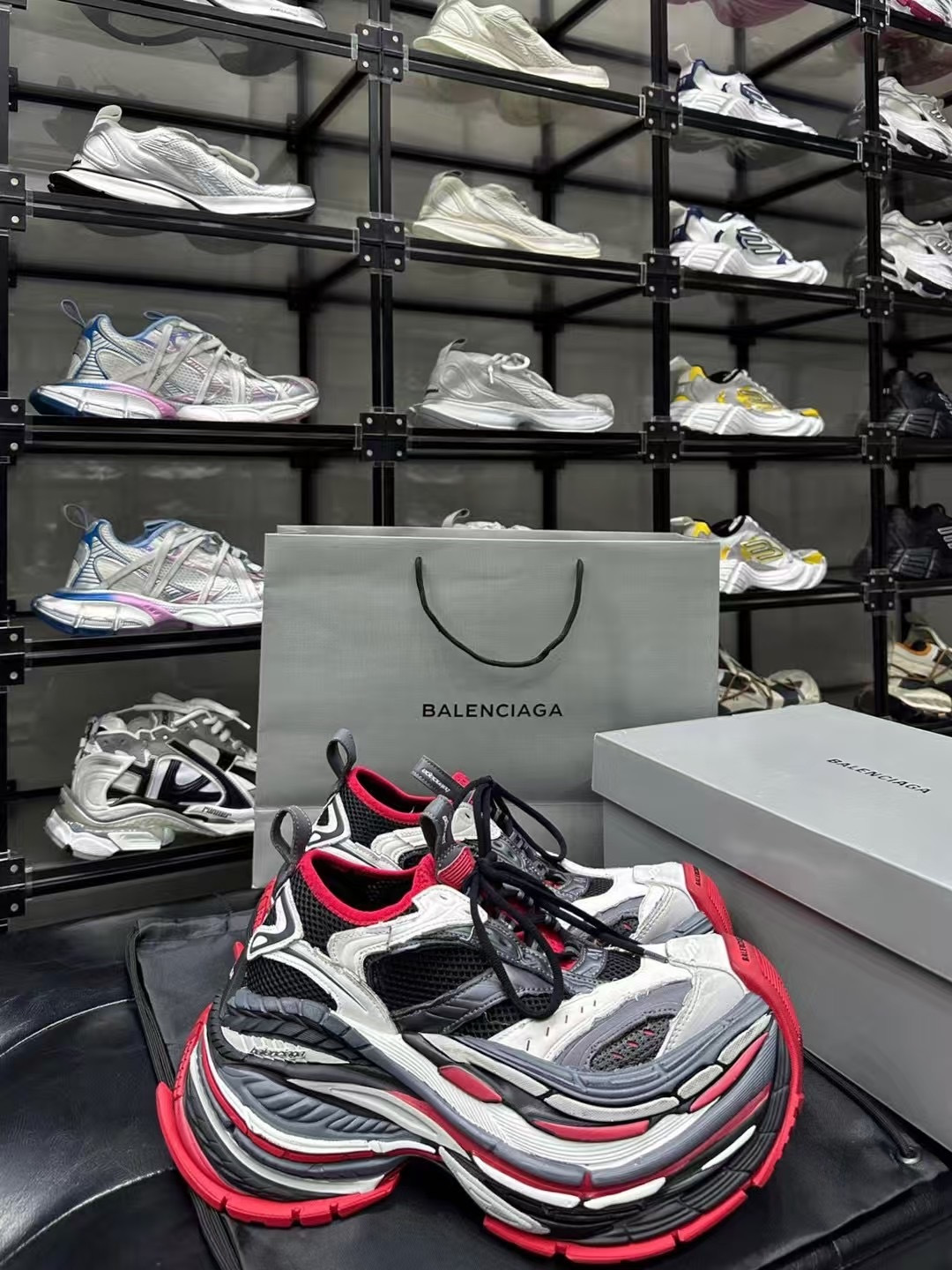 NO:402157,ice version Platform Reduced black, grey and red mesh, polyurethane and polyester sneakers. Leather-free Mesh, polyurethane and polyester Aging effect 85mm platform height Balenciaga logo on the edges and rear of the toe, upper embossed in size The toe is embossed in size The toe is embossed in 3B sports icon artwork The outsole is embossed in Balenciaga logo on the back top and tongue with pull tab sizes 35-45, dad shoes, balenciaga, tom ford, sneakers19860909ice版本Platform Reduced黑色、灰色和红色网布、聚氨酯和聚酯纤维运动鞋. 不含皮革 网布、聚氨酯和聚酯纤维 做旧效果 85毫米platform高度 鞋头边缘和后部饰以Balenciaga标识 鞋面饰以尺码压纹 鞋头饰以3B sports icon艺术作品压纹 外底饰以Balenciaga标识压纹 后帮及鞋舌设有拉袢码数35-45,老爹鞋,balenciaga,tom ford,sneakers,Women's Shoes