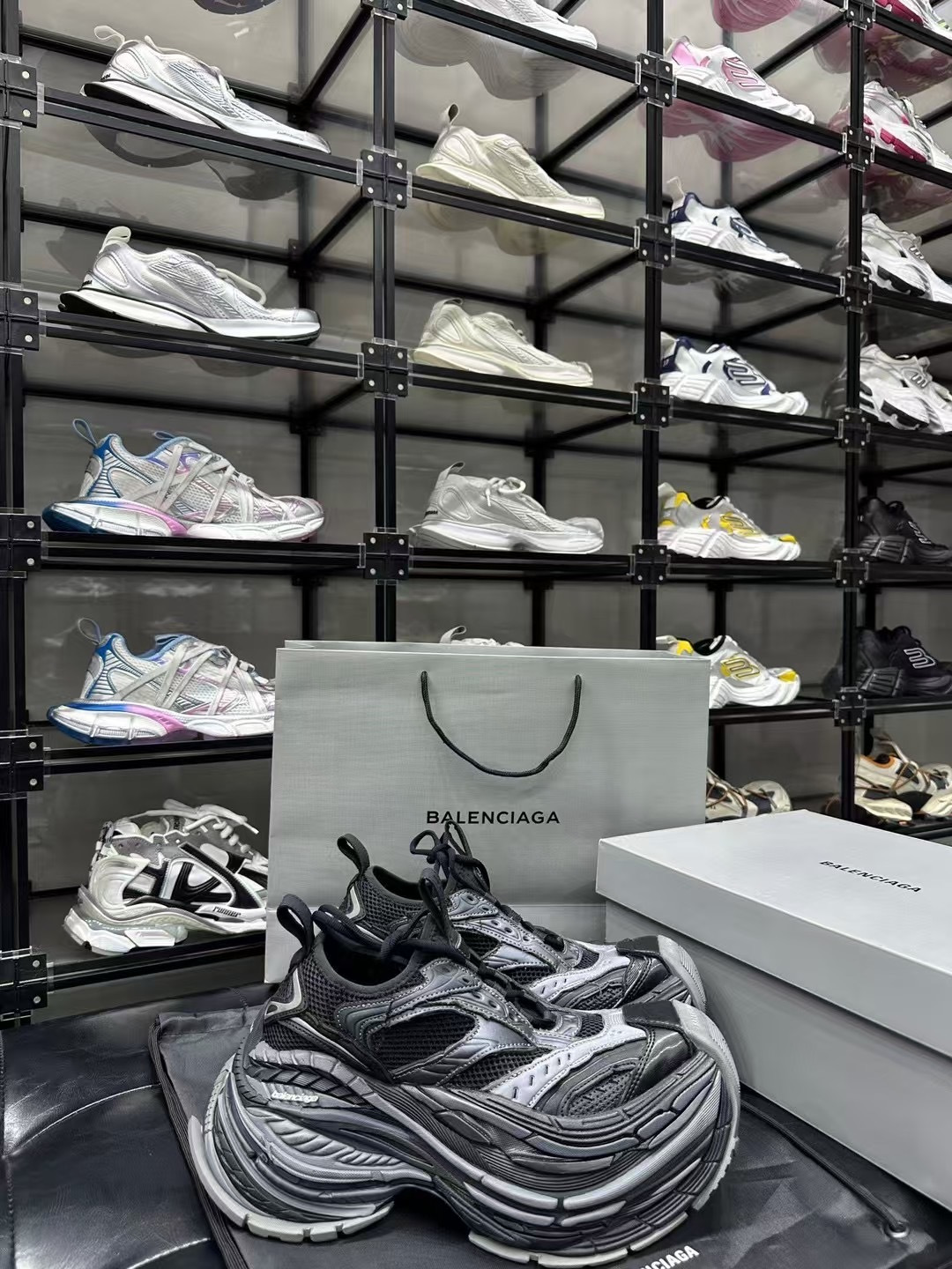 NO:402172,ice version Platform Reduced black, grey and red mesh, polyurethane and polyester sneakers. Leather-free Mesh, polyurethane and polyester Aging effect 85mm platform height Balenciaga logo on the edges and rear of the toe, upper embossed in size The toe is embossed in size The toe is embossed in 3B sports icon artwork The outsole is embossed in Balenciaga logo on the back top and tongue with pull tab sizes 35-45, dad shoes, balenciaga, tom ford, sneakers19860909ice版本Platform Reduced黑色、灰色和红色网布、聚氨酯和聚酯纤维运动鞋. 不含皮革 网布、聚氨酯和聚酯纤维 做旧效果 85毫米platform高度 鞋头边缘和后部饰以Balenciaga标识 鞋面饰以尺码压纹 鞋头饰以3B sports icon艺术作品压纹 外底饰以Balenciaga标识压纹 后帮及鞋舌设有拉袢码数35-45,老爹鞋,balenciaga,tom ford,sneakers,Women's Shoes