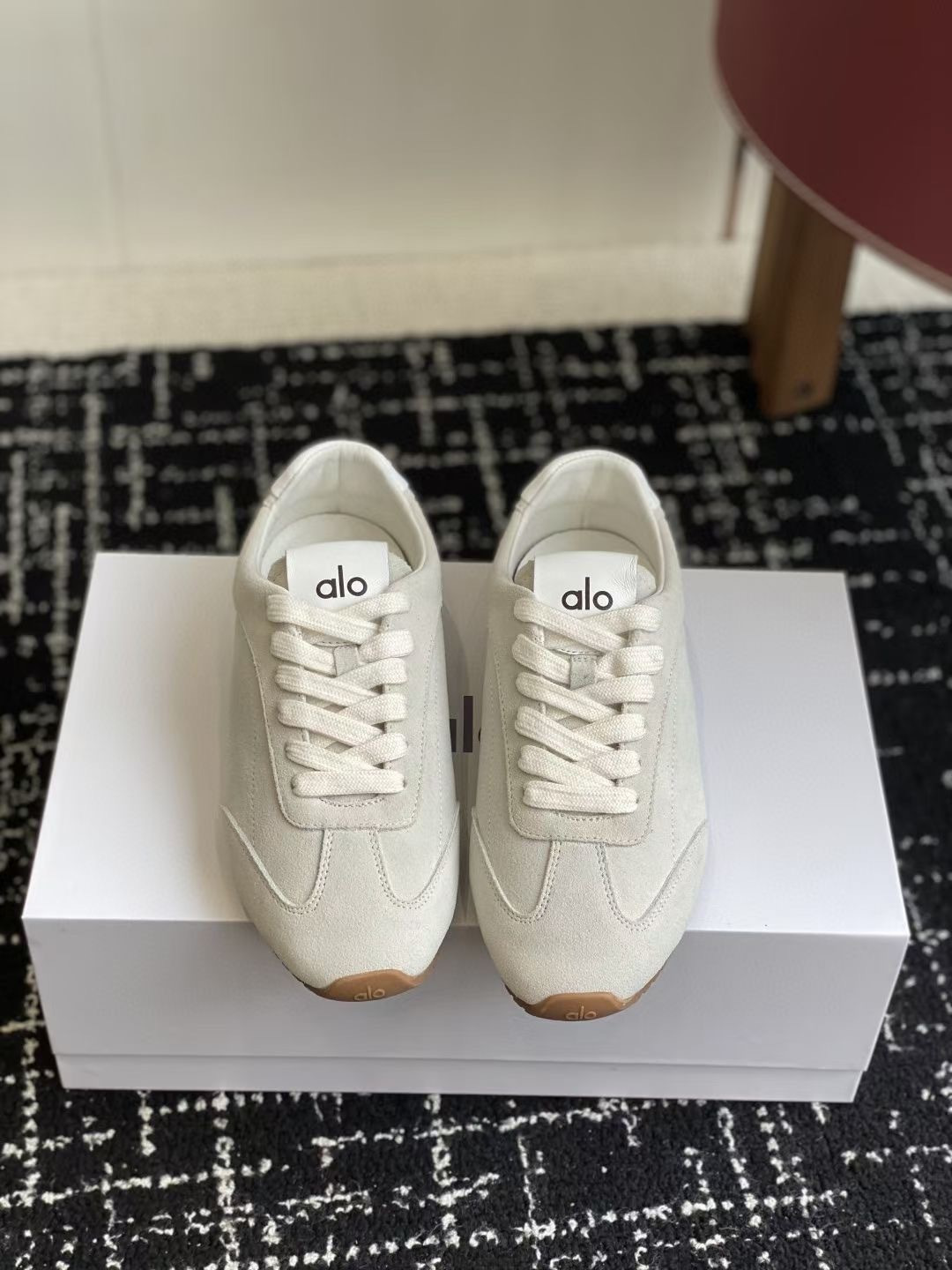 NO:577742,Purchasing agent alo2025 spring and summer thick-soled comfortable couple style casual moral training shoes alo2025 spring and summer thick-soled comfortable couple style casual sports running shoes alo understands girls better than Nike!  Super versatile on the feet!  And super comfortable!  It’s a thick-soled model but not heavy on the feet at all!  Very light!  It looks even better with socks!  The upper feet are taller and the legs are slimmer. The fabric is original Niu Jing. Sheepskin lining. Outsole is original molded rubber outsole. Size for men and women is 35-45 (customized for 45, non-refundable and non-exchangeable), casual shoes/sports shoes, sneakers, sheepskin19860909代购级 alo2025春夏厚底舒适 情侣款 休闲 德训鞋 鞋 alo2025春夏厚底舒适 情侣款 休闲 运动跑步鞋 alo比耐克更懂女生！上脚超级百搭！而且超级舒适！是厚底款但是上脚一点都不沉重！ 非常轻便！套上袜套搭配更好看！上脚增高显腿细 面料原版牛京 内里羊皮 大底原版开模橡胶大底 Size男女35-45(45定制不退不换),休闲鞋/运动鞋,sneakers,sheepskin,Women's Shoes