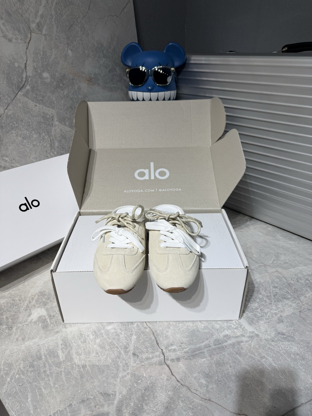 NO:869887,alo 26ss new summer style Dexun sneakers, half-flop. The design continues the classic lines of Dexun shoes, and has been improved for lazy people without a heel and half-flop. The shoe body is made of fine anti-velvet material, which is soft and skin-friendly. The anti-collision wrapping of the toe and smooth splicing routing take into account the retro feel and durability. With 3.5cm inner height increase, small people can wear it with their eyes closed. The double shoelace design is both decorative and can be adjusted according to the foot shape.  Say goodbye to the monotony of ordinary half-drags. The foot feel is completely comfortable. Your feet will not be tired after walking for a long time. The design of half-drags does not require tying shoelaces and is very convenient to put on and take off. The upper is cow suede. The lining is sheepskin. The original molded rubber outsole. The size is 35-44 (45 for women and 45 for men. Custom-made and non-returnable). Casual shoes/sports shoes half-flop, sneakers, sheepskin19860909alo 26ss夏季新款 德训运动鞋 半拖  设计上延续了德训鞋的经典线条 做了无后跟半拖的懒人改良 鞋身采用细腻的反绒材质 触感柔软亲肤 鞋头的防撞包边和流畅的拼接走线 兼顾了复古感和耐用性 带有3.5cm内增高 小个子闭眼入 双鞋带的设计既是装饰也能根据脚型调整松紧 告别普通半拖的单调感 脚感方面完全踩在舒适点上 走路久了也不会累脚 半拖的设计不用系鞋带穿脱超方便 鞋面牛反绒 内里羊皮 原版开模橡胶大底 码数35-44（女40男45定做不退换）,休闲鞋/运动鞋半拖,sneakers,sheepskin,Women's Shoes