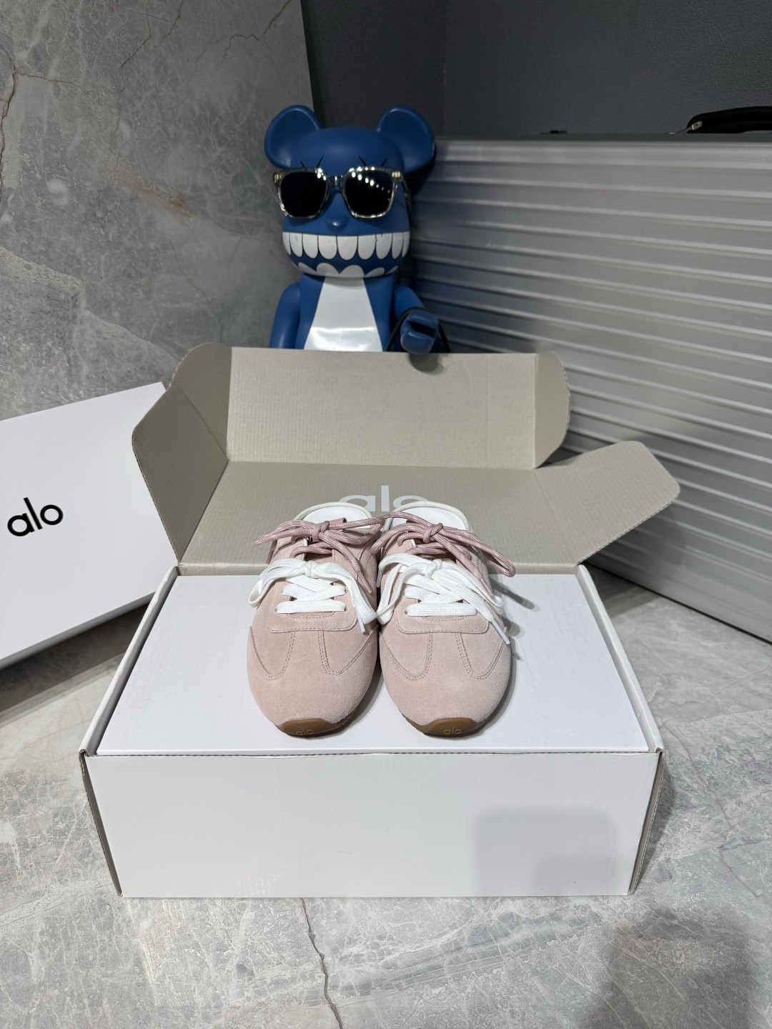 NO:870007,alo 26ss new summer style Dexun sneakers, half-flop. The design continues the classic lines of Dexun shoes, and has been improved for lazy people without a heel and half-flop. The shoe body is made of fine anti-velvet material, which is soft and skin-friendly. The anti-collision wrapping of the toe and smooth splicing routing take into account the retro feel and durability. With 3.5cm inner height increase, small people can wear it with their eyes closed. The double shoelace design is both decorative and can be adjusted according to the foot shape.  Say goodbye to the monotony of ordinary half-drags. The foot feel is completely comfortable. Your feet will not be tired after walking for a long time. The design of half-drags does not require tying shoelaces and is very convenient to put on and take off. The upper is cow suede. The lining is sheepskin. The original molded rubber outsole. The size is 35-44 (45 for women and 45 for men. Custom-made and non-returnable). Casual shoes/sports shoes half-flop, sneakers, sheepskin19860909alo 26ss夏季新款 德训运动鞋 半拖  设计上延续了德训鞋的经典线条 做了无后跟半拖的懒人改良 鞋身采用细腻的反绒材质 触感柔软亲肤 鞋头的防撞包边和流畅的拼接走线 兼顾了复古感和耐用性 带有3.5cm内增高 小个子闭眼入 双鞋带的设计既是装饰也能根据脚型调整松紧 告别普通半拖的单调感 脚感方面完全踩在舒适点上 走路久了也不会累脚 半拖的设计不用系鞋带穿脱超方便 鞋面牛反绒 内里羊皮 原版开模橡胶大底 码数35-44（女40男45定做不退换）,休闲鞋/运动鞋半拖,sneakers,sheepskin,Women's Shoes