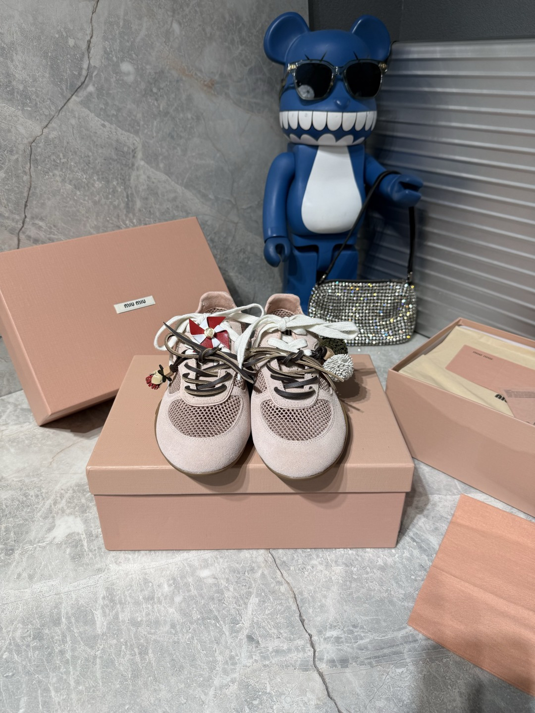 NO:882797,Miu Miu 26ss new sweet-cool style casual sneakers for early spring. Effortlessly high-end, start with this pair of shoes. Breathable mesh + soft soles, comfortable for walking and standing for long periods of time. The iconic double-layer laces and fur ball hangings make the basic model smart and refined. Whether you are commuting, dating or visiting an exhibition, you can quietly shine in the crowd.  Wear the girly feel of Miu style on your feet ~ the mesh is breathable and light, double-layer shoelaces + fur ball hangings, full of sweet and cool details. The four colors are gentle and suitable for spring and summer. They are soft when you step on them, giving you a windy feel when you walk, and a relaxed feeling for daily outings. The upper is cow suede, the lining is sheepskin, and the outsole is rubber. Size35-40 (40  Customized (non-returnable), casual shoes/sports shoes, miumiu, sneakers, sheepskin19860909Miu Miu 26ss 早春新款甜酷风休闲运动鞋 不费力的高级感,从这双鞋开始.透气网面+柔软鞋底,走路久站都舒服.标志性的双层鞋带和毛球挂饰,让基础款也变得灵动又精致.不管是通勤、约会还是逛展,都能让你在人群里悄悄发光. 把miu系少女感穿在脚上～网面透气又轻盈,双层鞋带+毛球挂饰,甜酷细节拉满.四色温柔适配春夏,踩上去软乎乎的,是走路都带风的千金感,也是日常出街的松弛感. 鞋面牛反绒 内里羊皮 大底橡胶大底 Size35-40（40 定制不退换）,休闲鞋/运动鞋,miumiu,sneakers,sheepskin,Women's Shoes