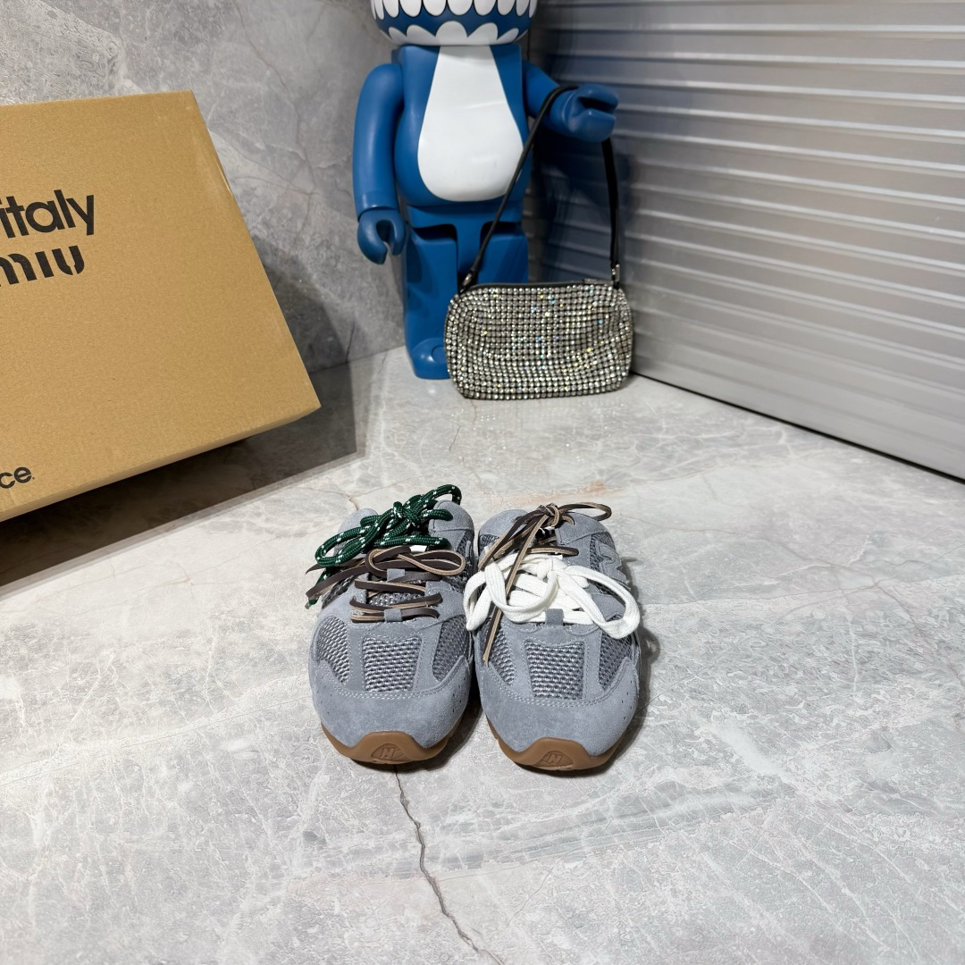 NO:870015,Mesh leather Miu Miu New Balance Miu Miu's latest model for spring and summer, co-branded NB retro mesh sneakers, half drag. This model has been blown up on the Internet. It is super retro. It uses a two-color shoelace style to present the trend elements of the new season. Appropriate 'grubby' means a casual and fashionable attitude. The marks of washing, wear, suede and leather exaggerate the passage of time and convey the concept of past use and love at the moment. Multiple collisions. Upper Imported fetal cow patent leather  Imported metallic cowhide lining, sheepskin, foot pads, breathable mesh, shoelaces, double shoelace design outsole, original molded outsole, size 35-40 (customized for 40), casual shoes/sneakers half-flop, miumiu, sneakers, cowhide, sheepskin, chamois leather19860909网面皮面Miu Miu New Balance 缪缪 春夏最新款 联名款NB复古网面运动鞋 半拖 网上已经吹爆了这个款超级复古 以双色鞋带样式呈现新季的潮流要素-适当“邋遢”就是随性而为的时髦态度,洗涤、磨损、麂皮与皮革的印记 夸张地表达时光的流逝 传递曾经使用与此刻挚爱的概念 多元对撞 鞋面 进口胎牛漆皮 进口金属胎牛皮 内里 羊皮 垫脚透气网布 鞋带 双鞋带设计大底 原版开模大底 码数35-40（40定做）,休闲鞋/运动鞋半拖,miumiu,sneakers,cowhide,sheepskin,chamois leather,Women's Shoes