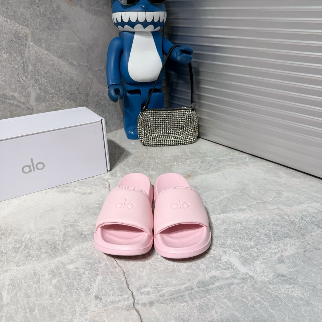 NO:869999,The well-known American yoga brand Alo Yoga IT Slides outdoor series summer beach casual sports slippers A0669U men's and women's shoes are made of fiber leather upper material, with ultra-light one-time foam MD bottom mold footbed, sweat-absorbent fabric lining material, soft and comfortable. Size 36 36.5 37 38 38.5 39 40 40.5 41 42 42.5 43 44 45  46,slippers,slippers19860909美国知名瑜伽品牌Alo Yoga IT Slides 室外系列夏季沙滩休闲运动一字拖鞋 A0669U 男女鞋采用纤维革鞋面材质,外搭超轻一次发泡MD底模鞋床,可吸汗织物衬里材料,柔软舒适 码数36 36.5 37 38 38.5 39 40 40.5 41 42 42.5 43 44 45 46,拖鞋,slippers,Women's Shoes