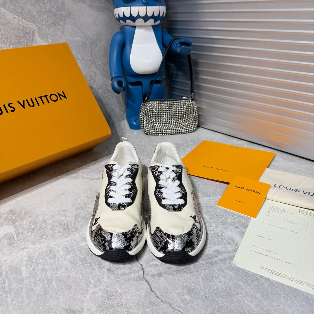 NO:869982,LV26 catwalk model LV FW26 Shoes Parts retro sports running shoes, the upper is made of nylon waterproof cloth and calfskin, feels super silky, and is particularly light with a retro relaxed feel. Male 39--46 (47 customized), casual shoes/sports shoes, louis vuitton, sneakers, cowhide19860909LV26走秀款 LV FW26 Shoes Parts复古运动跑鞋,鞋面由尼龙防水布和小牛皮拼接构成手感超级丝滑,且特别轻自带一种复古松弛感 男39--46（47定制）,休闲鞋/运动鞋,louis vuitton,sneakers,cowhide,Women's Shoes