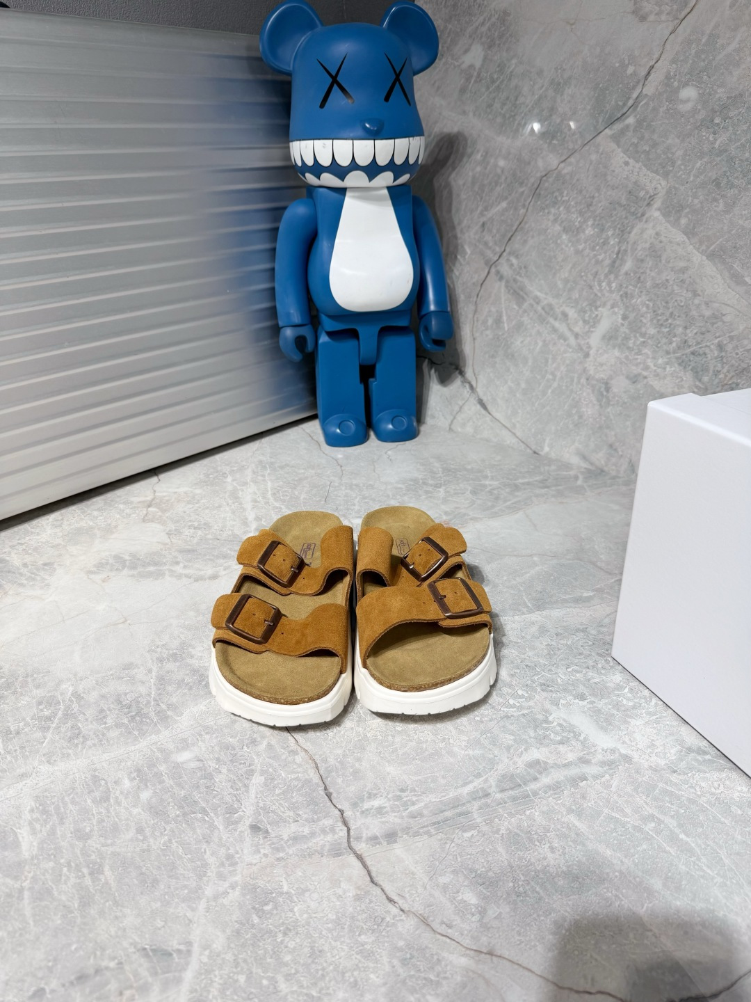 NO:922700,High-quality BIRKENSTOCK women's Papillio Arizona thick-soled double-strap slippers, new colors are coming. Limited edition for early spring, so comfortable that you don't want to take them off!  If you want to wear something unique and individual, this is the right choice!  You can compare it with any version on the market, but ours will be the best. Sisters who have bought our Birkenstock mop will know that the quality is really impeccable. They are all praised and the repurchase rate is very high!  It's comfortable, good-looking, durable, and shows off your temperament. Wear it when going out in early spring. It's lazy and high-end. You'll get a lot of money with your eyes closed!  Different colors have different textures, and they also have different feelings when worn. The appearance, texture, and comfort all beat many similar styles on the market!  There are not many items in stock, so hurry up if you like it!  How important is a good pair of shoes!  The slightly tilted and leaky toe design immediately modifies the shape of the upper foot, making the foot slimmer and more delicate, without making the foot look thick or big at all. Shoes are really very particular. Once the shoe shape is wrong, no matter how expensive it is, it will be in vain!  I will take some details for you, the texture is amazing... The double buckles on the upper can be adjusted according to the foot shape and wearing needs. They are also very friendly to high insteps. There are really many similar Birkenstocks on the market, and the price gap is also very large, ranging from more than a hundred to nearly a thousand!  But the upper of our shoe is made of first-layer cowhide, which is 2.8-3.0mm thick. It is thick and soft, feels firm and waxy, and feels particularly good against the skin. The upper is stiffer and more stylish than ordinary leather, and the texture is different at a glance!  The essence of this shoe lies in the cup grooves of the footbed!  The midsole is made of latex and real cork. It is designed according to ergonomics and can tightly wrap the heel and give the foot stable support. At the same time, it can better absorb impact, making walking more shock-absorbing and easier, so your feet will not be tired after walking for a long time!  The important thing to tell you is that this EVA outsole is completely fine to wear on rainy days!  When you walk, it will move with your feet, just like there is an invisible cushion under your feet. It is soft and soft. It does not hurt your feet when you step on the gravel road, but it does not appear bulky. The softness, hardness and thickness are just right, making it comfortable and practical!  -Material information- The first layer of the upper is 2.8-3.0 thick cowhide. The inner and midsole is latex and real cork. The sole is EVA foam and wear-resistant outsole. Size women's size 35-40. Heel height 3cm, slippers, birkenstock, slippers19860909高品质BIRKENSTOCK勃肯同款Papillio女款Arizona厚底双带拖鞋,新色重磅来袭 早春限定款,舒服到不想脱下来！ 想要穿出独特感、想要个性,选它准没错！ 你尽管拿市面上任何版本来对比,我们这款都能吊打 买过我们家勃肯拖的姐妹都懂,品质真的没话说,全是好评,回购率超高！ 舒服、好看、耐穿、显气质,早春穿它出门,慵懒又高级,闭眼入不亏！ 不同颜色是不同的质感,穿起来也是不一样的feel哦 颜值、质感、舒适度,全都吊打市面上很多同款！现货不多,手慢无,喜欢的姐妹赶紧冲！ 一双好鞋子有多重要！微翘漏趾设计, 上脚立刻修饰脚型,显瘦显秀气, 完全不会显得脚又粗又大. 鞋子真的很讲究,鞋型一旦不对,再贵也白费！ 一点点给你们拍细节,质感不得了.. 鞋面双扣可根据脚型和穿着需求调节扣带 对高脚背也十分友好 市面上类似的勃肯鞋真的特别多, 价格差距也特别大,从一百多到近千的都有！ 但我们这款鞋面用的是头层牛绒,厚度足足有2.8–3.0mm, 又厚又软,摸上去紧实又糯糯的,亲肤感特别好, 而且鞋面比普通皮料更挺括、 更有型,质感一眼就不一样！ 这双鞋的精髓就在鞋床的杯形凹槽！ 中底为乳胶真软木 它是按照人体工学设计的,能紧紧包裹住脚后跟,给脚稳稳的支撑. 同时能更好地吸收冲击力,走路更减震、更轻松,久走不累脚！ 重点跟你们说说,这层EVA大底, 下雨天穿都完全没问题！ 走路的时候它会跟着脚一起动, 就像脚底下有个隐形缓冲垫一样,软乎乎的. 踩在石子路上也不硌脚, 但又不会显得笨重, 软硬度、厚度都平衡得刚刚好,舒服又实用！ -材质信息- 鞋面头层2.8-3.0厚牛绒 内里中底为乳胶真软木 鞋底EVA发泡耐磨大底 码数女码35-40 跟高3cm,拖鞋,birkenstock,slippers,Women's Shoes