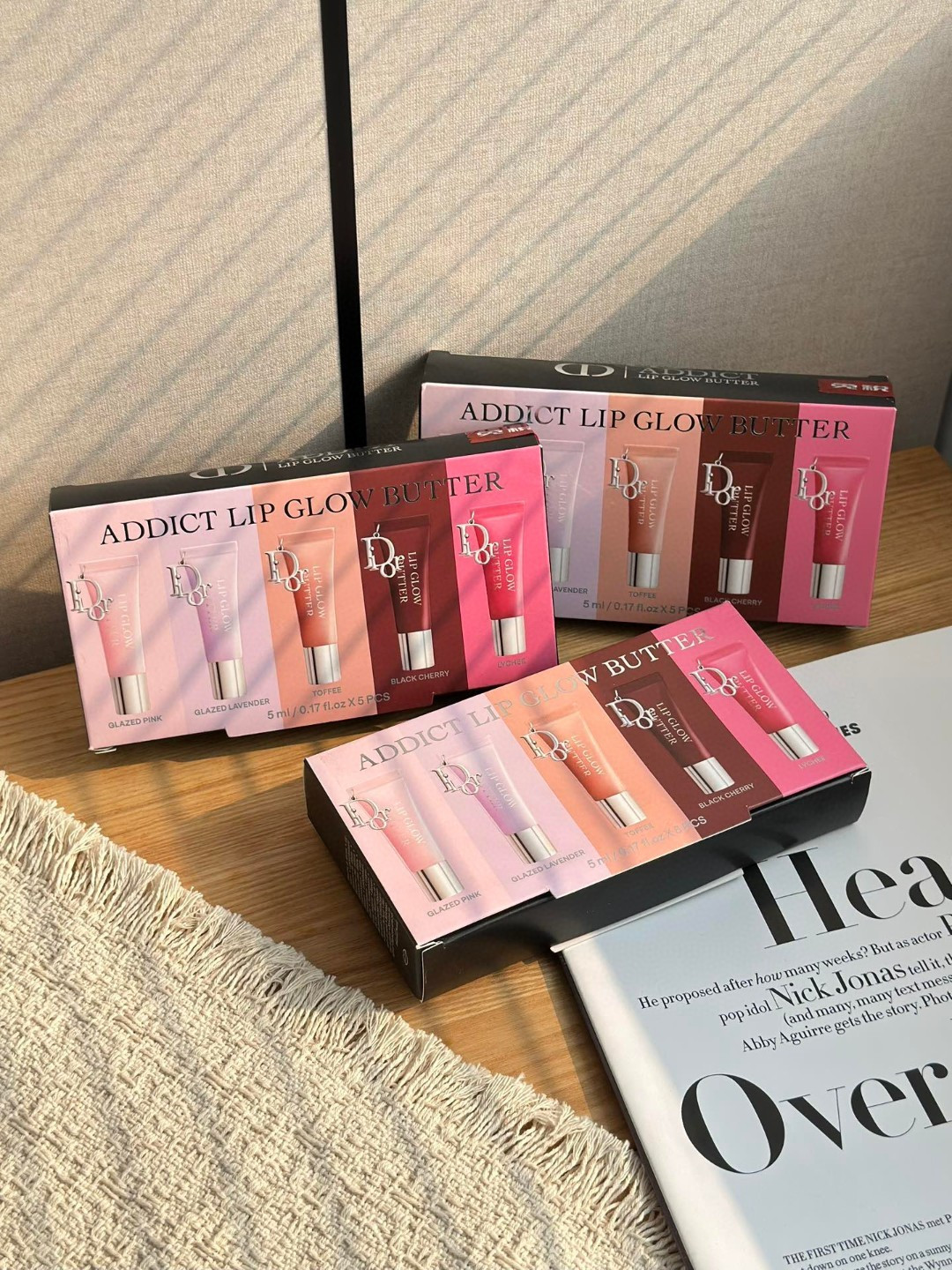 NO:811190,This time, I will give you the Dior Pendant Jelly Lip Gloss five-piece boxed set with 5ml*5 medium sample size. The popular colors of 101 Crystal Peach, 102 Lavender, 103 Toffee, 104 Black Cherry, and Lychee Pink are all included. You can take home all the fairy colors at once. This price-performance ratio is directly impressive!  The classic silver Dior metal buckle design is very eye-catching. Each one can be hung on a bag as an accessory. When you touch up your makeup, you can take it out to enhance your look!  The texture of butter jelly is moist and non-sticky, and it has 24-hour moisturizing power. It makes your lips plump and plump in seconds after applying it. It is super flexible when applied alone or layered with lipstick, and you can easily grasp the high-end feeling of the same lipstick as Zhixiu!  !  !  Buying a set now is much more cost-effective than buying it individually. If you are a makeup enthusiast, go for this set with your eyes closed. The five shades cover all your lip makeup needs. The 5-piece Dior Pendant Lip Gloss Set is so beautiful in shades!  !  !  Each of the five has its own charm. #101 Crystal clear peach. The pink base with pearly white shimmers is so tender!  The upper lip is almost transparent, as if the lips are coated with a layer of water-glow film. Applying no makeup instantly improves the complexion. It is a pseudo-no-makeup magic tool that even those with yellow skin can have. It is so tender that it can squeeze out water~ #102 Lavender. The purple-blue shimmering transparent tone is like a cold white skin dish!  The lips tend to have a cool and cool tone. Stacking lipstick can unlock a new way to play with glass lips. Applying it alone also brings a sense of atmosphere. It is niche yet high-end, and the glamorous feeling can be directly achieved!  #103 Toffee This nude beige color without pearls is so versatile!  The pseudo-no-makeup lipstick is gentle to the core, and the yellow-skinned lipstick doesn’t offend anyone. It’s low-key yet textured when commuting or going to school. It can be called the “universal nude lip gloss” ~ #104 Black Cherry, a rich cherry red-brown tone that makes you look super white!  The color on the lips is lighter than the test color. If you apply it thinly, it will be a red tone for daily whitening. If you apply it thickly, it will turn into a royal sister in an instant. If you close your eyes, you will have yellow and black skin, and you will have full aura without being picky~ # lychee powder is the sweet girl's natural color with watermelon red tone!  The color card on the official website looks exaggerated, but it is natural and soft on the lips. It is full of vitality when applied without makeup, and it is full of sweet girl style. After applying it, it directly transforms into the same pouty lips as the idol of the girl group~, lipstick, lip glaze, lipstick, dior, dior19860909这次直接给你们整上迪奥吊坠果冻唇蜜五支套盒装5ml*5的中样规格,101晶透蜜桃、102薰衣草、103太妃糖、104黑樱桃、荔枝粉热门色号全囊括,一次性把所有神仙色号抱回家,这性价比直接封神！ 经典银色Dior金属挂扣设计超戳心,每支都能挂在包包上当配饰,补妆时掏出来颜值直接拉满！黄油果冻质地水润不黏糊,24h保湿力拉满,涂完秒变饱满嘟嘟唇,素颜单涂、叠涂口红都超灵动,智秀同款的高级感直接拿捏！！！ 现在入套盒比单买划算太多,彩妆党闭眼冲这套,五支色号承包你所有妆容的唇妆需求 迪奥吊坠唇蜜5件套色号美到开挂！！！ 五支各有各的绝 #101 晶透蜜桃 带珍珠白细闪的粉色基底也太嫩了吧！上嘴几乎透明,像给嘴唇镀了层水光膜,素颜涂秒提气色,黄皮也能拥有的伪素颜神器,嫩到掐出水～ #102 薰衣草 紫蓝细闪的透明调简直是冷白皮天菜！上嘴偏清冷调,叠涂口红能解锁玻璃唇新玩法,单涂也自带氛围感,小众又高级,冷艳感直接拉满！ #103 太妃糖 无珠光的裸米色也太百搭了！伪素颜涂温柔到骨子里,黄皮涂也不踩雷,通勤、上学涂都低调又有质感,堪称“万能裸色唇蜜”～ #104 黑樱桃 浓郁的樱桃红棕调超显白！上嘴比试色浅,薄涂是日常显白的红调,厚涂秒变御姐,黄黑皮闭眼冲,气场全开还不挑皮～ # 荔枝粉 西瓜红调的甜妹本命色！官网色卡看着夸张,上嘴却自然柔和,素颜涂元气满满,甜妹风拉满,涂完直接变身女团爱豆同款嘟嘟唇～,口红.唇釉.唇膏,dior,dior,accessory