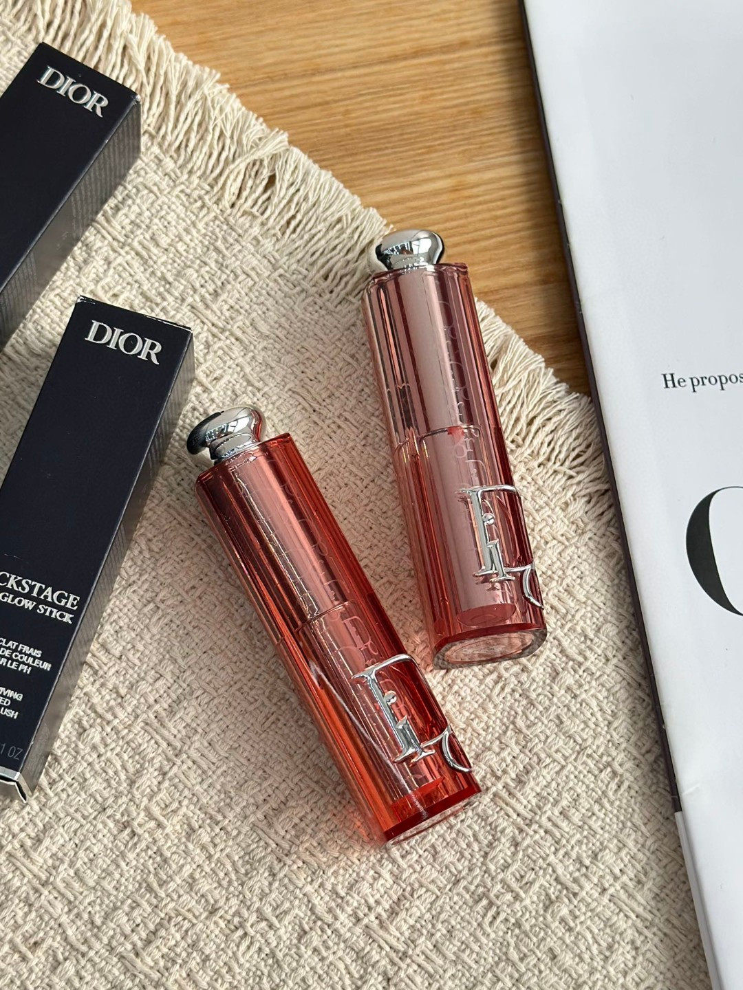 NO:811222,I am really obsessed with these two DIOR blush sticks!  !  !  Each one is energetic and the other is gentle. It can meet the blush needs of all makeup looks. Sisters, close your eyes and you won’t lose!  !  !  Missed the thigh pat!  !  !  ,makeup,dior19860909这两支DIOR腮红棒我真的锁死了！！！ 一支元气一支温柔 可以承包所有妆容的腮红需求 姐妹们闭眼入不亏！！！ 错过拍大腿！！！,彩妆,dior,accessory