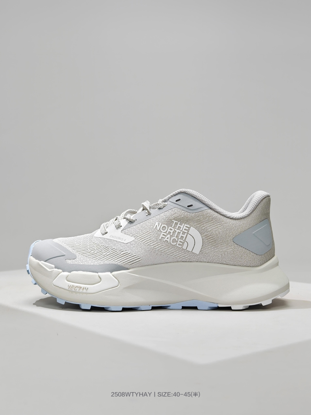 🈴💰160
北面The North Face Vectiv系列越野跑鞋TNF 今年新出Vectiv系列跑鞋一共有4款，包括Summit Vectiv Pro、Summit VectivSky、Vectiv Infinite 2 和Vectiv Enduris 3，前两双定位Summit巅峰系列，后两双则定位入门款。之前在hoka设计了TectonX的设计师 Matt Head 操刀了整个系列。每款有多种配色，在我看来整个系列黄黑配色颜值最高，我试穿了一下，中底Pebax +EVA 的混合真的非常地弹，有种坐上头等舱的感觉 NS97R04A

码数：40 40.5 41 42 42.5 43 44 44.5 45
编号：2508WTYHAY