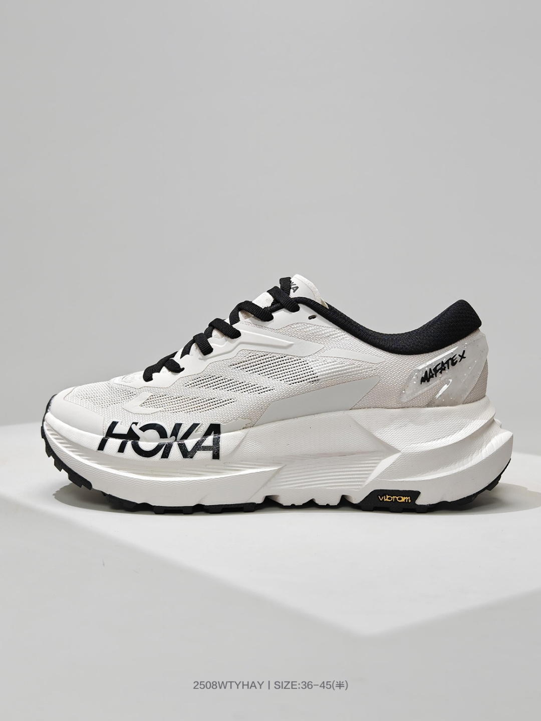 💰160
HOKA ONE ONE Mafate X
轻量低帮户外越野跑鞋 户外山脉越野轻量运动跑鞋 1161993 OWHT
鞋面用轻的无缝架构，鞋带用了弹性不易松脱的扁宽弹性鞋带，轻薄的TPU贴在透气的鞋面上。以阿尔卑斯山脉为主将亮色与蓝色调覆盖在这轮廓之上，前掌与中掌部分进行加宽，橡胶大底，EVA缓震鞋底用滚动平衡技术引导跑者自然步态。

码数：36 36.5 37 38 38.5 39 40 40.5 41 42 42.5 43 44 44.5 45
编号：2508WTYHAY