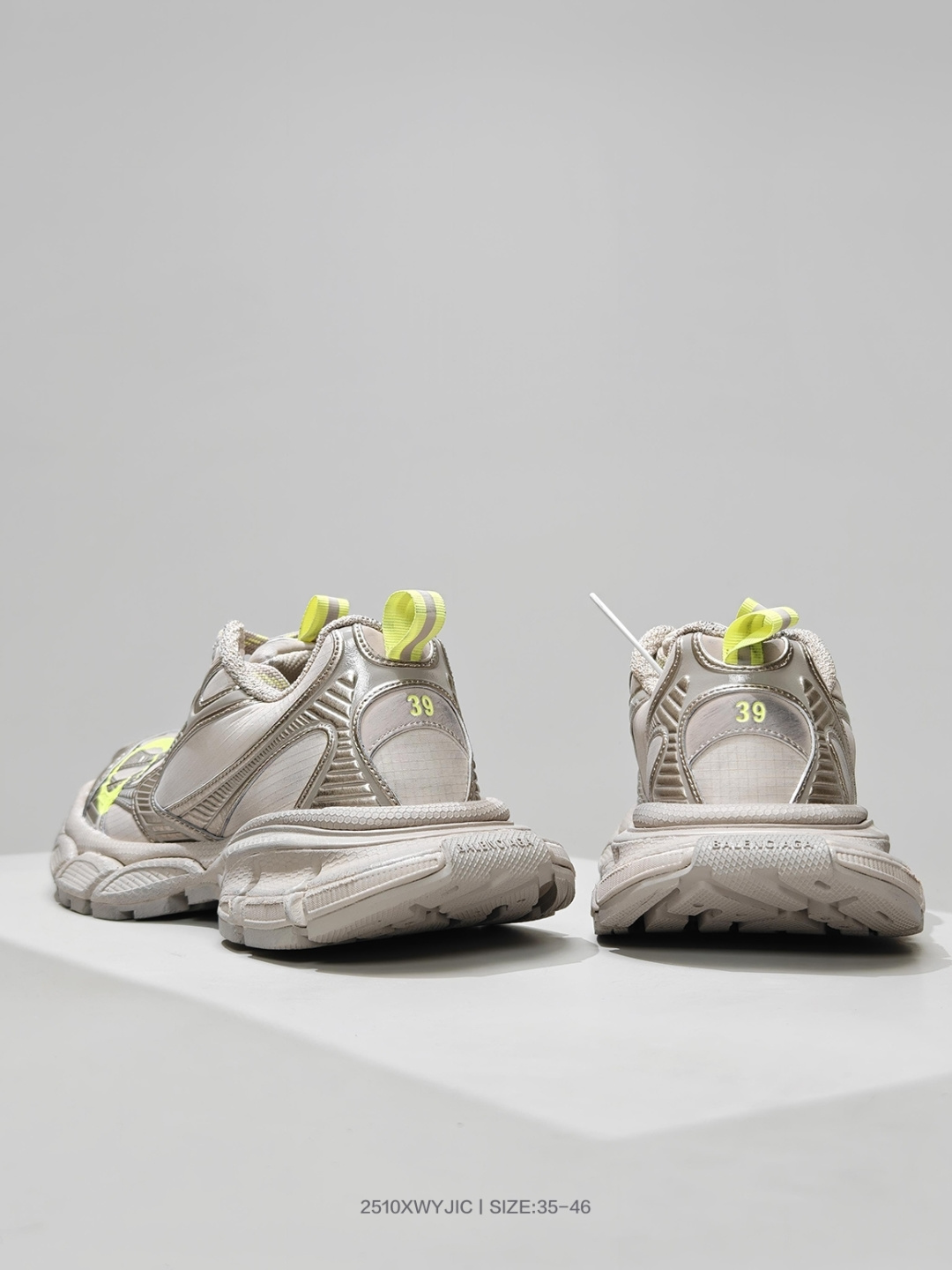 💰310
BAGA巴黎家3XL袜子鞋 复古休闲运动鞋系列 推出探索时尚界对于原创与挪用的概念、以全新系列致敬传承与经典，以标志性Balega廓形和抽象大底，碰撞出诙谐又和谐的新创意、原版一比一做法、鞋面高密度飞织 组合大底、正品全套包装货号：734734 W3XL5 1325

码数：35 36 37 38 39 40 41 42 43 44 45 46
编号：2510XWYJIC