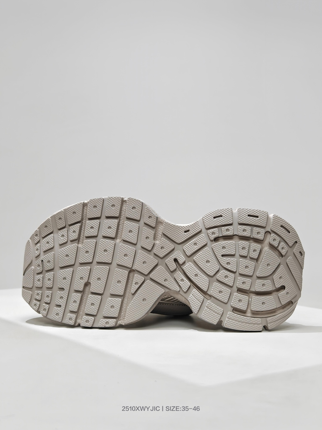 💰310
BAGA巴黎家3XL袜子鞋 复古休闲运动鞋系列 推出探索时尚界对于原创与挪用的概念、以全新系列致敬传承与经典，以标志性Balega廓形和抽象大底，碰撞出诙谐又和谐的新创意、原版一比一做法、鞋面高密度飞织 组合大底、正品全套包装货号：734734 W3XL5 1325

码数：35 36 37 38 39 40 41 42 43 44 45 46
编号：2510XWYJIC