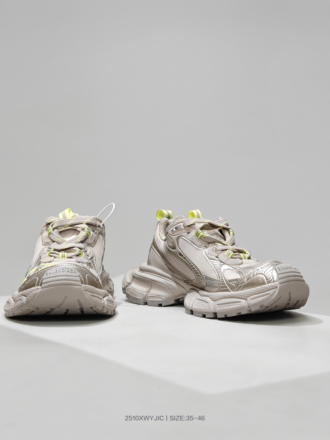 💰310
BAGA巴黎家3XL袜子鞋 复古休闲运动鞋系列 推出探索时尚界对于原创与挪用的概念、以全新系列致敬传承与经典，以标志性Balega廓形和抽象大底，碰撞出诙谐又和谐的新创意、原版一比一做法、鞋面高密度飞织 组合大底、正品全套包装货号：734734 W3XL5 1325

码数：35 36 37 38 39 40 41 42 43 44 45 46
编号：2510XWYJIC