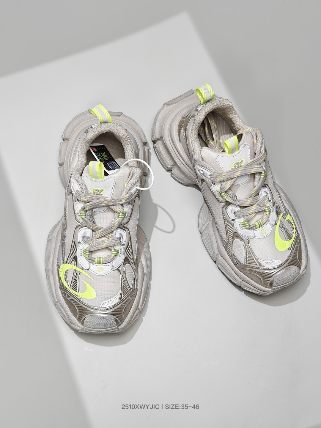 💰310
BAGA巴黎家3XL袜子鞋 复古休闲运动鞋系列 推出探索时尚界对于原创与挪用的概念、以全新系列致敬传承与经典，以标志性Balega廓形和抽象大底，碰撞出诙谐又和谐的新创意、原版一比一做法、鞋面高密度飞织 组合大底、正品全套包装货号：734734 W3XL5 1325

码数：35 36 37 38 39 40 41 42 43 44 45 46
编号：2510XWYJIC