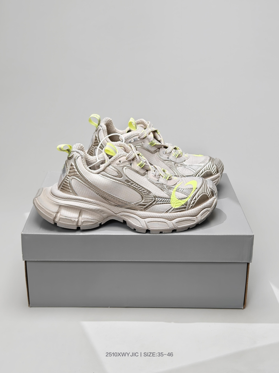 💰310
BAGA巴黎家3XL袜子鞋 复古休闲运动鞋系列 推出探索时尚界对于原创与挪用的概念、以全新系列致敬传承与经典，以标志性Balega廓形和抽象大底，碰撞出诙谐又和谐的新创意、原版一比一做法、鞋面高密度飞织 组合大底、正品全套包装货号：734734 W3XL5 1325

码数：35 36 37 38 39 40 41 42 43 44 45 46
编号：2510XWYJIC