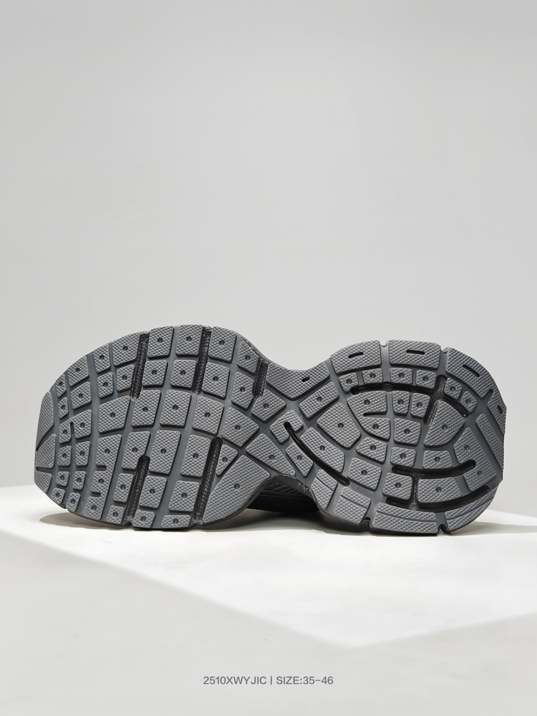 💰310
BAGA巴黎家3XL袜子鞋 复古休闲运动鞋系列 推出探索时尚界对于原创与挪用的概念、以全新系列致敬传承与经典，以标志性Balega廓形和抽象大底，碰撞出诙谐又和谐的新创意、原版一比一做法、鞋面高密度飞织 组合大底、正品全套包装货号：734734 W3XL5 1325

码数：35 36 37 38 39 40 41 42 43 44 45 46
编号：2510XWYJIC