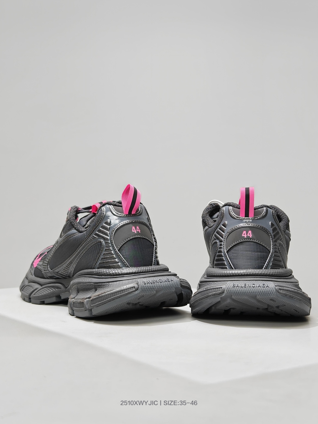 💰310
BAGA巴黎家3XL袜子鞋 复古休闲运动鞋系列 推出探索时尚界对于原创与挪用的概念、以全新系列致敬传承与经典，以标志性Balega廓形和抽象大底，碰撞出诙谐又和谐的新创意、原版一比一做法、鞋面高密度飞织 组合大底、正品全套包装货号：734734 W3XL5 1325

码数：35 36 37 38 39 40 41 42 43 44 45 46
编号：2510XWYJIC