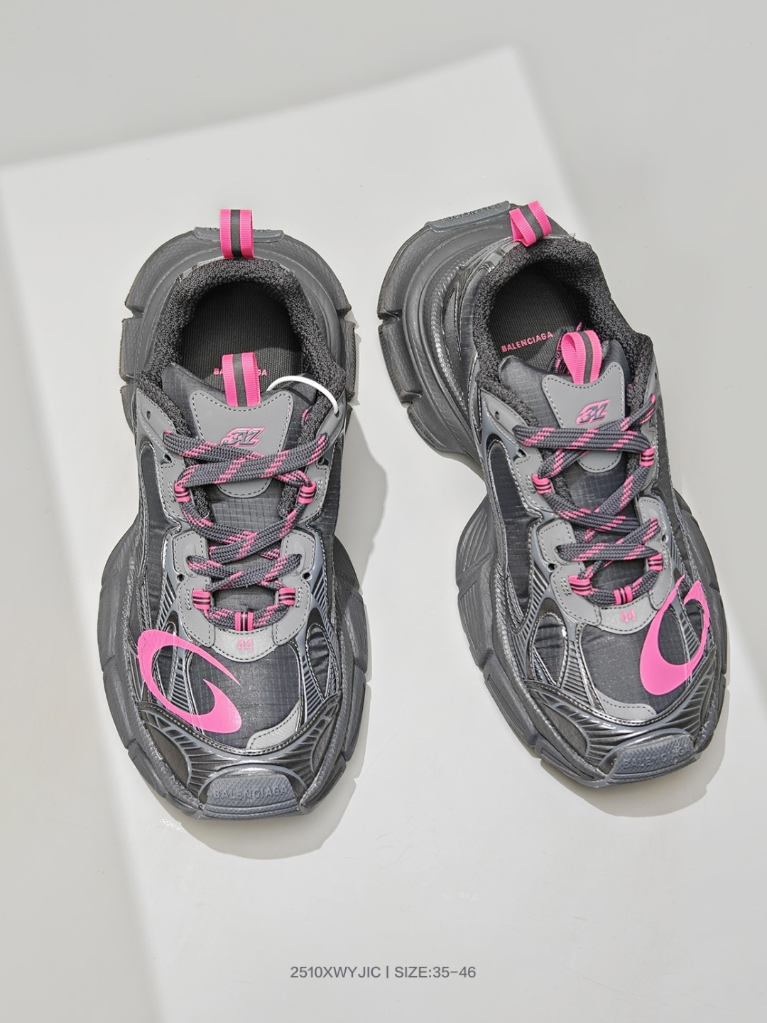 💰310
BAGA巴黎家3XL袜子鞋 复古休闲运动鞋系列 推出探索时尚界对于原创与挪用的概念、以全新系列致敬传承与经典，以标志性Balega廓形和抽象大底，碰撞出诙谐又和谐的新创意、原版一比一做法、鞋面高密度飞织 组合大底、正品全套包装货号：734734 W3XL5 1325

码数：35 36 37 38 39 40 41 42 43 44 45 46
编号：2510XWYJIC