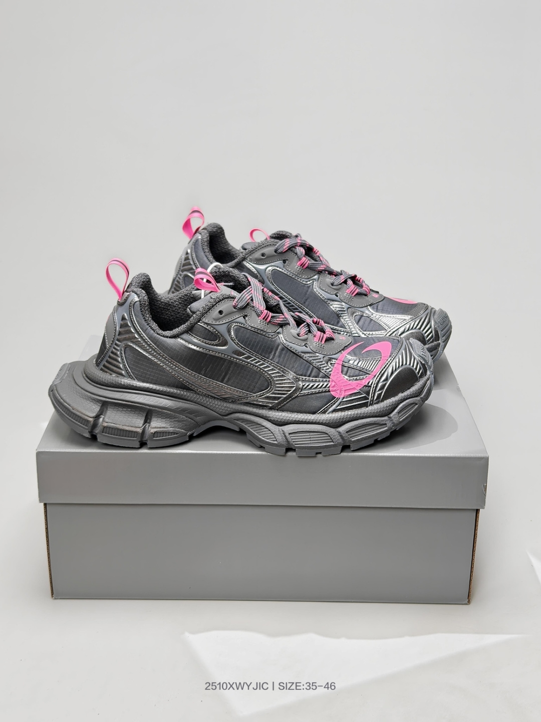 💰310
BAGA巴黎家3XL袜子鞋 复古休闲运动鞋系列 推出探索时尚界对于原创与挪用的概念、以全新系列致敬传承与经典，以标志性Balega廓形和抽象大底，碰撞出诙谐又和谐的新创意、原版一比一做法、鞋面高密度飞织 组合大底、正品全套包装货号：734734 W3XL5 1325

码数：35 36 37 38 39 40 41 42 43 44 45 46
编号：2510XWYJIC