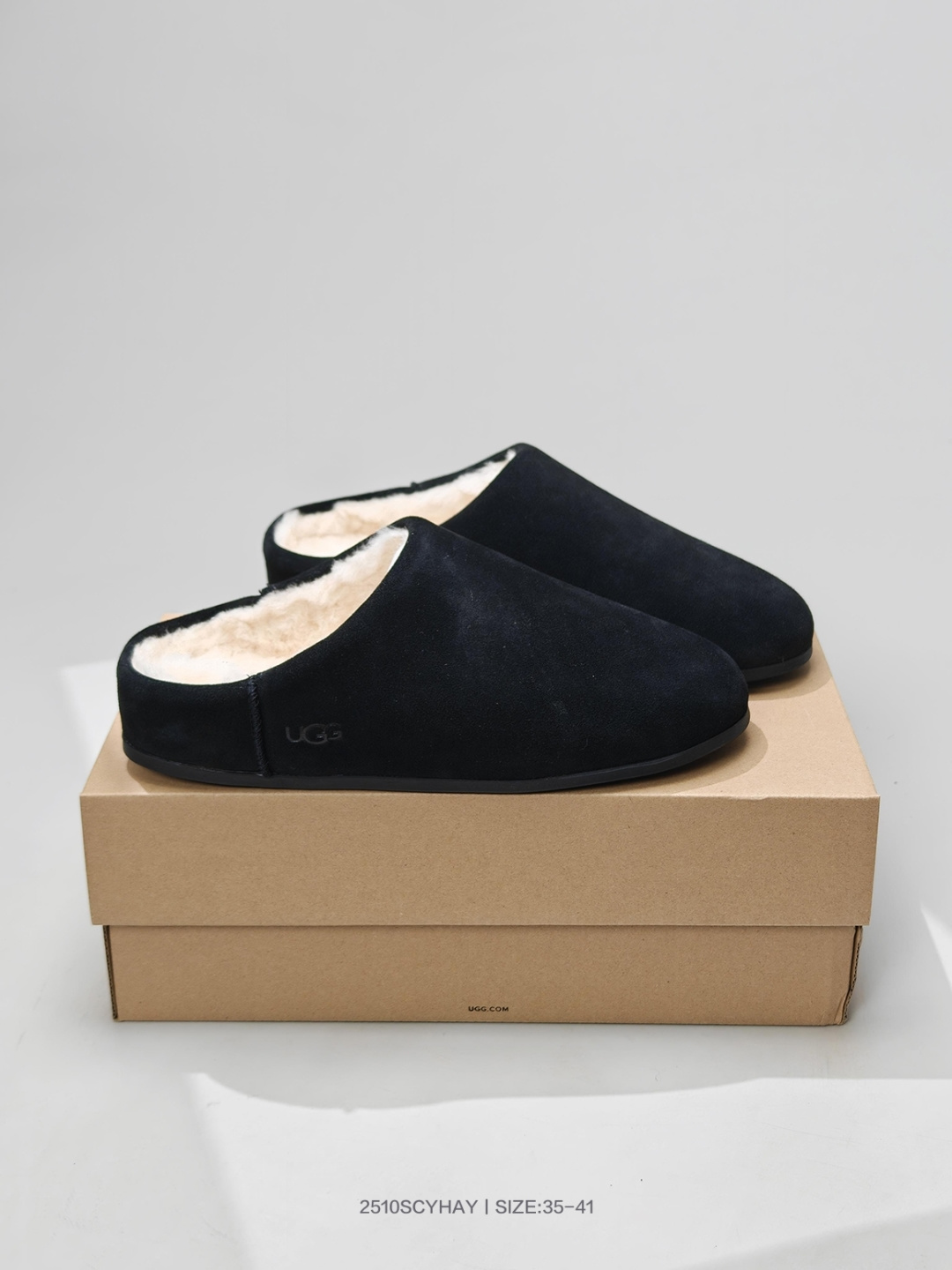 🈴💰240
UGG ELEA SLIP-ON 简约舒适 一脚蹬 橡胶底雪地包头拖鞋
优选翻毛皮鞋面 再生纤维滚边 手感细腻 羊毛内里 舒适亲肤 保暖舒适 让你无惧寒冷天气 耐磨一体式泡棉鞋套 EVA软弹厚底增高大底 代购级别 
货号:1171390

码数：35 36 37 38 39 40 41
编号：2510SCYHAY