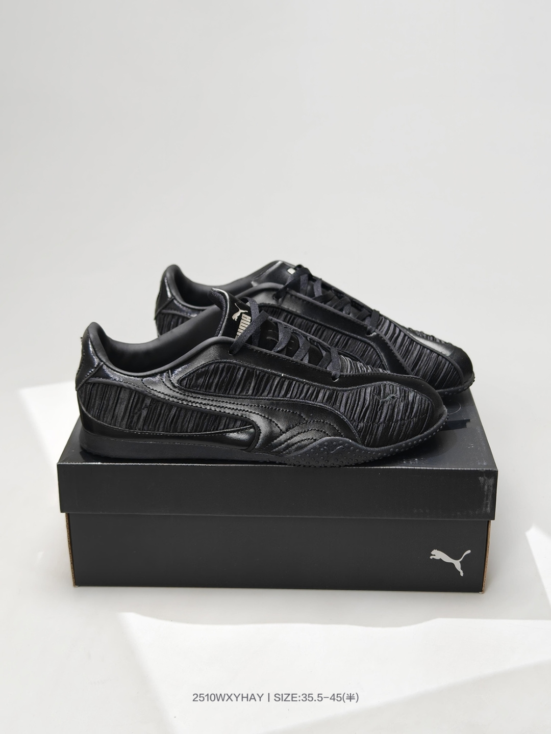 彪马Puma Bella 贝拉 V2 Leather低帮专业越野德训鞋 406092 02 PUMA H-STREET的设计巧妙融合了经典与创新 透气网面鞋身是对复古运动美学的致敬 它不仅延续了PUMA一贯的运动基因 更保证了穿着时的舒适度与透气性 让双脚在夏日也能自由“呼吸” 经典的鞋型设计 带着岁月沉淀的韵味 编号:2510WXYHAY