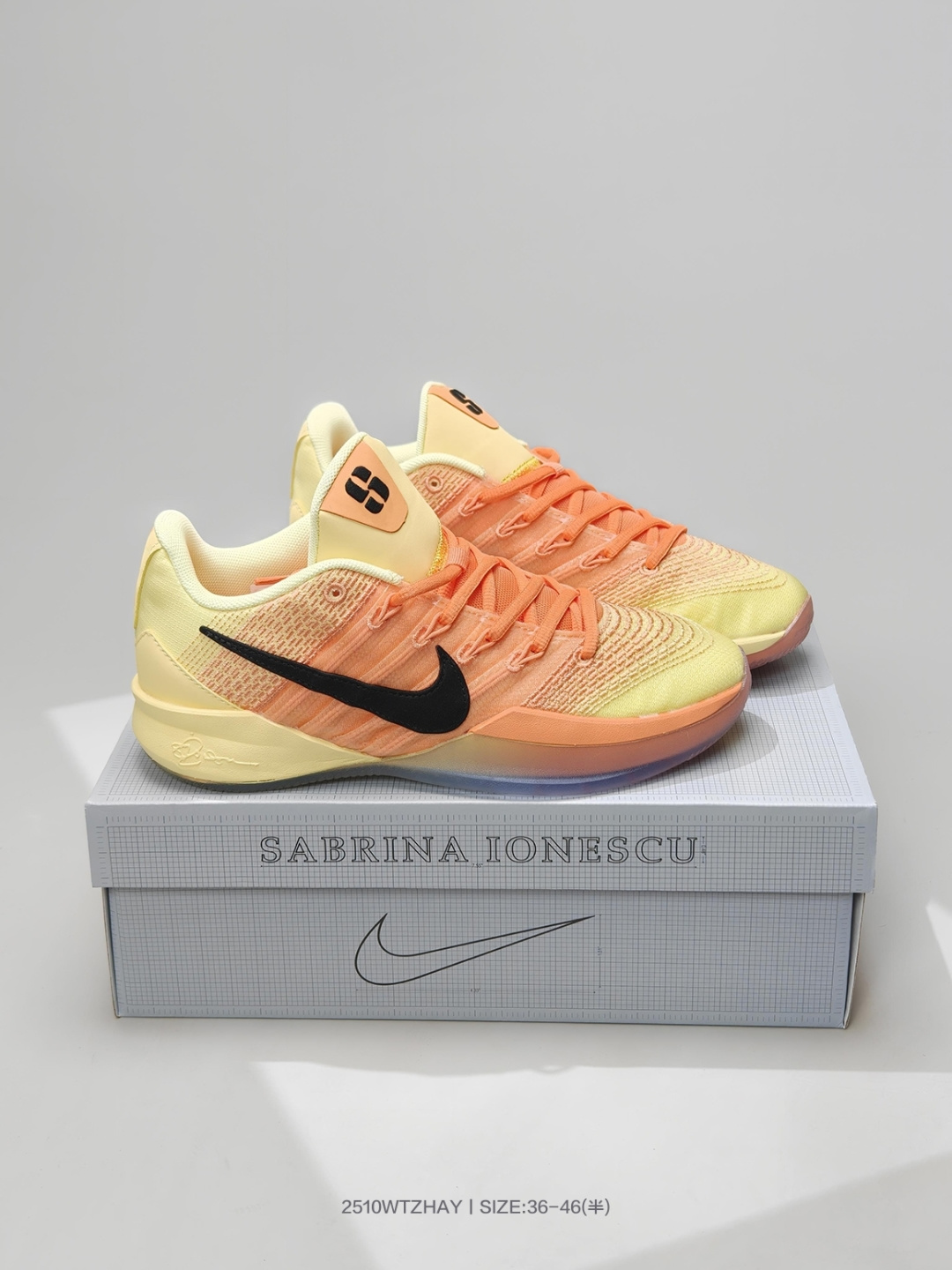 耐克NIKE Sabrina 3 Bring the Heat EP 轻盈稳固抓地力篮球鞋 IB2275 700 Sabrina 3 "Bring the Heat" EP萨布丽娜全明星男/女篮球鞋,采用轻盈稳固鞋面搭配绳线设计,塑就出色支撑力,助她自信变向、滑步并施展后撤步. 随着篮球这项运动在全球范围内掀起热潮,这款特别版本凝聚了殿堂级激战所迸发的激情,尽显竞技魅力. 耐穿橡胶外底,提供强劲抓地力.鞋侧褶皱形成通道,让绳线穿梭其中,打造出众鞋身耐穿性,铸就出色稳固效果. 绳线和褶皱包覆中足,塑就出众贴合感.前足 Air Zoom 缓震配置,造就出众回弹效果和迅疾表现.Cushlon 3.0 泡绵中底打造柔软脚感,令双足在比赛中保持充沛活力. 硬质泡绵包覆中底,缔造出众稳定性. 贴地外底助力萨布丽娜实现快速切入,通过运球突破制造防守空档.多向抓地纹路,铸就强劲抓地力和出色场地感知力, 让你无论是否持球皆可快速转向. 编号:2510WTZHAY