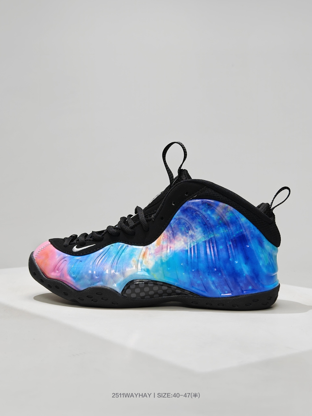 耐克Nike Air Foamposite One “Big Bang”星云喷 以极为夸张炫目的星空覆盖 Foam 材质鞋面,绚丽程度更甚于此前的银河喷,搭配黑色鞋领和黑色半透明外底,鞋头 Swoosh Logo 则以银色点缀,颜值极高让人无法抗拒!货号:AR3771 800 编号:2511WAYHAY