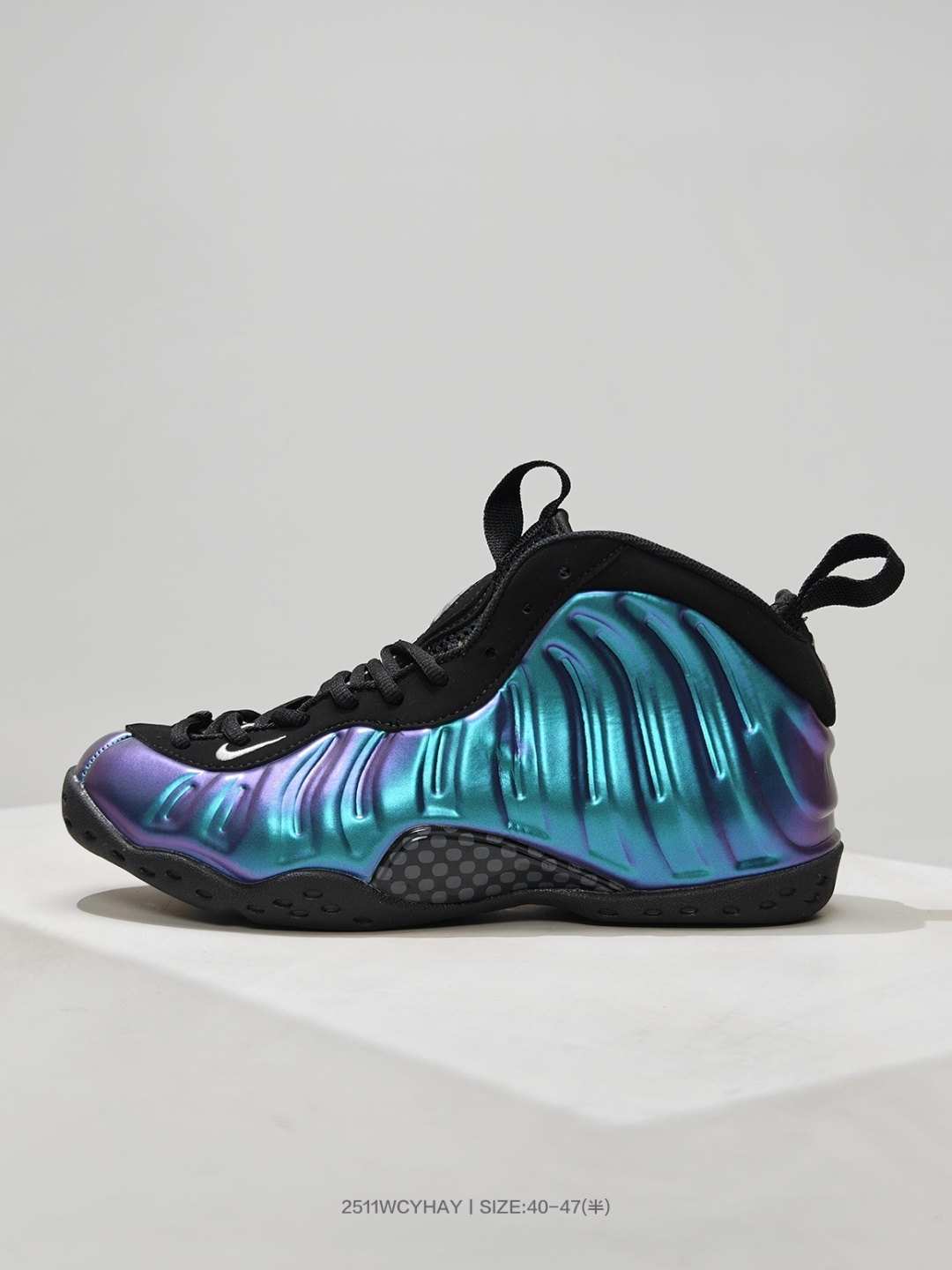 耐克Nike Air Foamposite One 复古潮流喷泡篮球鞋 微翘式鞋头设计 响应灵活保护脚趾,鞋身运用简洁的色彩进行搭配,缔造简洁利落外观和出众脚感,鞋底打造特殊底纹,解决打滑问题.货号:HD6014 500 编号:2511WCYHAY