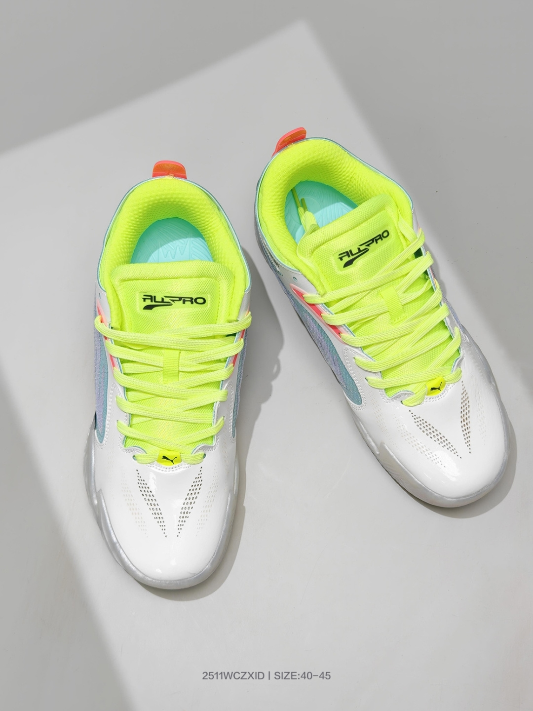 💰145
彪马PUMA All-Pro Nitro Team Puma板鞋简约时尚低帮拼接厚底舒适耐磨篮球鞋 货号:311261 01
复合材料的应用,提供了出色的包裹锁定表现。系带系统也做了升级处理,更新了系带锁定方式,锁定范围要比All Pro更加全面,能适配不同脚型。舒适度直接拉满,是目前PUMA篮球鞋里脚感最澎湃的,可能没有之一。
性能反馈出众,移动时能减少17%的能量损失。
码数:40 41 42 43 44 45
编号:2511WCZXID