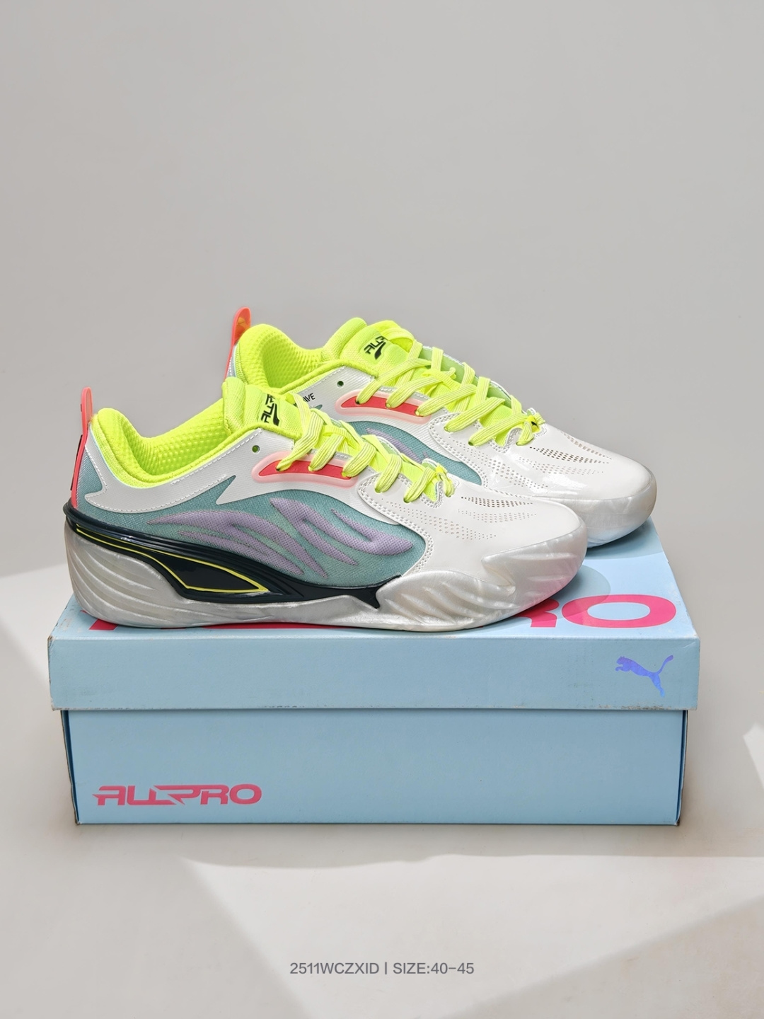 💰145
彪马PUMA All-Pro Nitro Team Puma板鞋简约时尚低帮拼接厚底舒适耐磨篮球鞋 货号:311261 01
复合材料的应用,提供了出色的包裹锁定表现。系带系统也做了升级处理,更新了系带锁定方式,锁定范围要比All Pro更加全面,能适配不同脚型。舒适度直接拉满,是目前PUMA篮球鞋里脚感最澎湃的,可能没有之一。
性能反馈出众,移动时能减少17%的能量损失。
码数:40 41 42 43 44 45
编号:2511WCZXID