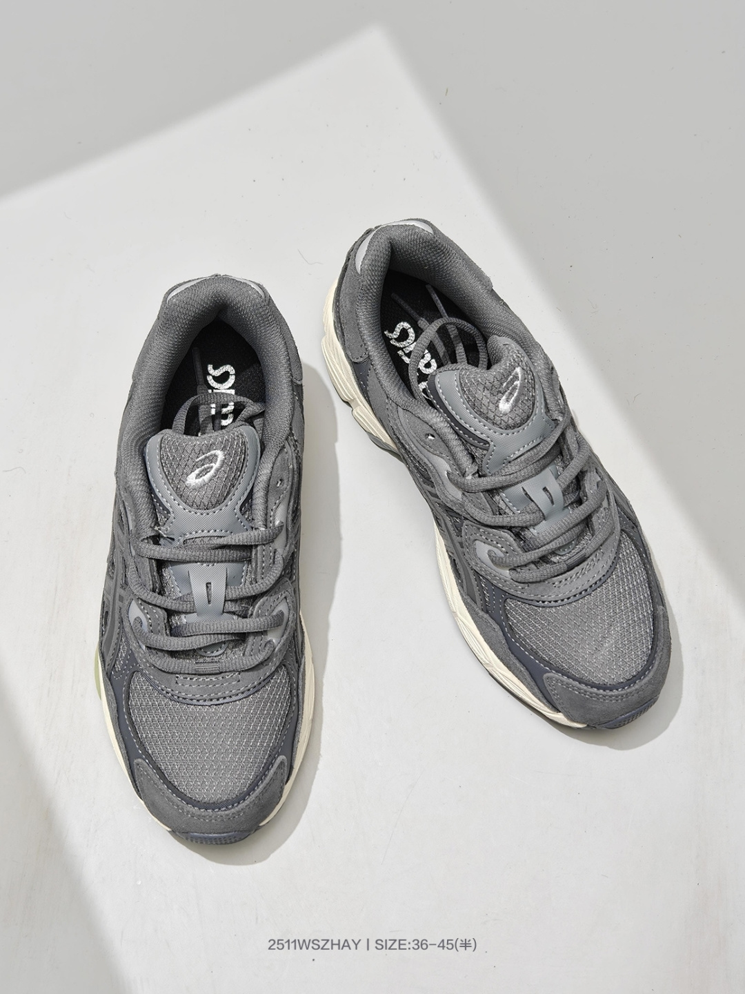 💰135
亚瑟士Asics Gel-NYC 亚瑟士运动休闲透气专业跑鞋 鞋面采用反绒皮与网布拼接 透气舒适兼具休闲时尚 结合简明的配色 展现品牌的传承及引领复古流行的主题 虎爪造型的LOGO 鞋身稳定包裹系统 支撑鞋身 经典宽大鞋型配备防偏移设计提升包裹性 穿着舒适鞋面透气孔设计 提供透气性 货号:1203A739 020
码数:36 37 37.5 38 39 39.5 40 40.5 41.5 42 42.5 43.5 44 45
编号:2511WSZHAY