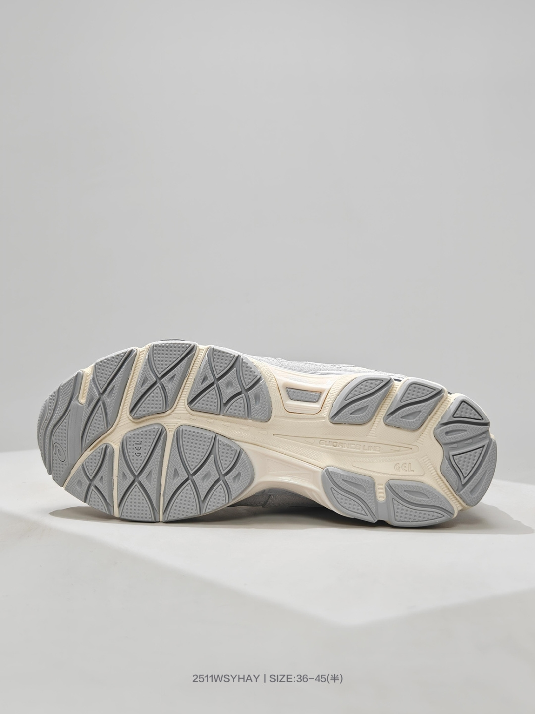 💰130
亚瑟士Asics Gel-NYC 亚瑟士运动休闲透气专业跑鞋 鞋面采用反绒皮与网布拼接 透气舒适兼具休闲时尚 结合简明的配色 展现品牌的传承及引领复古流行的主题 虎爪造型的LOGO 鞋身稳定包裹系统 支撑鞋身 经典宽大鞋型配备防偏移设计提升包裹性 穿着舒适鞋面透气孔设计 提供透气性 货号:1203A372 600
码数:36 37 37.5 38 39 39.5 40 40.5 41.5 42 42.5 43.5 44 45
编号:2511WSYHAY