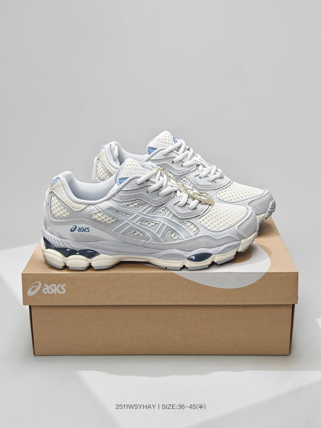 💰130
亚瑟士Asics Gel-NYC 亚瑟士运动休闲透气专业跑鞋 鞋面采用反绒皮与网布拼接 透气舒适兼具休闲时尚 结合简明的配色 展现品牌的传承及引领复古流行的主题 虎爪造型的LOGO 鞋身稳定包裹系统 支撑鞋身 经典宽大鞋型配备防偏移设计提升包裹性 穿着舒适鞋面透气孔设计 提供透气性 货号:1203A372 600
码数:36 37 37.5 38 39 39.5 40 40.5 41.5 42 42.5 43.5 44 45
编号:2511WSYHAY