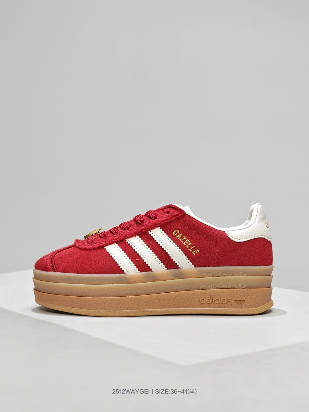 阿迪达斯Adidas originals GAZELLE CNY新年款 马年限定 经典运动 德训鞋 女款 红色羚羊松糕系列复古百搭厚底增高低帮休闲运动板鞋 货号：KJ4293
最好穿最百搭的长腿神器。 不仅价格不错～鞋子也不错啊！Originals的Gazelle Bold鞋款打造出「超厚底版本」！延续流线鞋型、经典麂皮材质、白色三条线和侧面烫金标志的复古外型，奶油白鞋底高度直接乘3，出门搭上它，保证一路步步高升。

码数：36 36.5 37 38 38.5 39 40 40.5 41
编号：2512WAYGEI