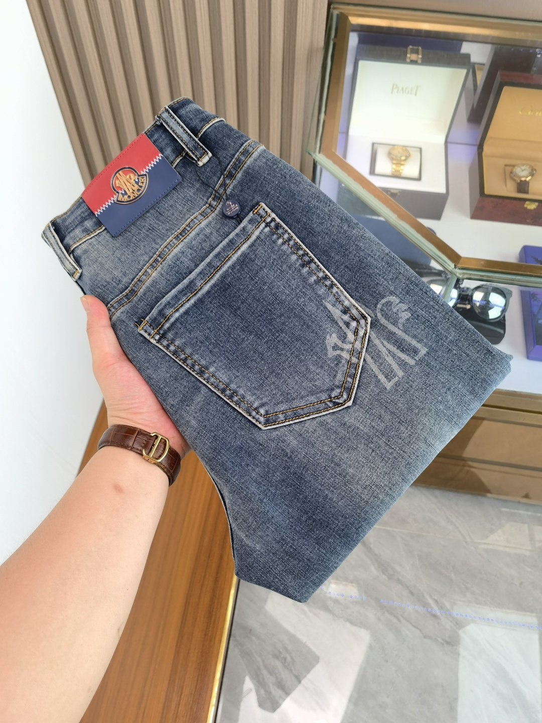 NO:521063,Men's denim jeans, official album poster outfit style!  Customer-supplied high-quality imported denim original color fabric, specially selected Japanese Okayama pure 13oz ounce denim fabric, heavy environmentally friendly plant enzyme washing process, the texture has a light retro color, which is quite beautiful, and is very suitable for the autumn and winter color matching. The fabric is soft and delicate after washing, but has a strong bones and a little elastic, providing an excellent comfort experience. There is no damage to any craft elements throughout the body, retaining the purest tannin color!  The whole body details are so perfect, exquisite and exquisite. The latest waist leather marks highlight the brand's characteristics, and hardware accessories, leather marks, and wiring all reflect craftsmanship!  The style is perfectly tailored, and the hip lifting effect is excellent. It can easily sweep any top matching in the wardrobe. It has extensive compatibility and is satisfied with various daily outfits. It has a lot of upper body styles and must-have trousers for quality control and 1V masturbation control!  Size 29-38 None 35 37, Moncler,jeans,alexander wang19860909蒙口 男士丹宁牛仔裤,官宣画册海报穿搭款！ 客供高级进口的丹宁原色面料,特选日本冈山纯正13oz 盎司牛仔布料,重磅环保植物酵素水洗工艺,肌理有着淡淡的复古色彩,相当漂亮,极符合秋冬的配色,面料经过水洗后柔软细腻,但筋骨感极强,且略带弹力,提供了绝佳的舒适体验,通身无任何工艺元素破坏,保留了最纯粹的丹宁本色！通身细节完美如斯,精湛且考究,最新的腰部皮标彰显了品牌特质,五金配件、皮标、走线无不体现出匠心工艺！版型剪裁完美,提臀修身效果绝佳,可轻松横扫衣橱任何的上装搭配,兼容性广泛,满足于日常各种穿搭,上身型款十足,于品质控及1V迷控者必入型裤装！ 尺码29-38 无35 37,,Moncler,jeans,alexander wang,Men's clothing