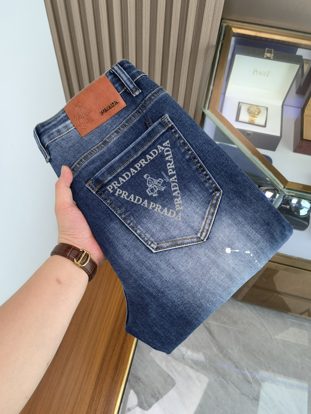 NO:610592,PRADA Men's denim jeans, official album and poster outfit!  High-grade imported denim raw color fabrics are supplied to customers, and the pure 13oz denim fabrics from Okayama, Japan are specially selected. Heavy-duty environmentally friendly plant enzyme washing process is used. The texture has a light retro color, which is quite beautiful and is very suitable for autumn and winter color matching. The fabric is soft and delicate after washing, but has strong bones and a slight stretch, providing an excellent comfortable experience. There is no damage from any technological elements throughout the body, retaining the purest tannin color!  The details throughout the body are perfect, exquisite and sophisticated. The latest leather label on the waist highlights the brand's characteristics. The hardware accessories, leather label and wiring all reflect the craftsmanship!  The silhouette is perfectly tailored and has excellent butt lift and slimming effect. It can be easily matched with any top in the wardrobe. It has wide compatibility and is suitable for various daily wear. The upper body is full of style. It is a must-have trousers for those who are obsessed with quality control and 1V!  Size 29-38 No 35 37,,prada,prada,jeans,alexander wang19860909PRADA 普拉达 男士丹宁牛仔裤,官宣画册海报穿搭款！ 客供高级进口的丹宁原色面料,特选日本冈山纯正13oz 盎司牛仔布料,重磅环保植物酵素水洗工艺,肌理有着淡淡的复古色彩,相当漂亮,极符合秋冬的配色,面料经过水洗后柔软细腻,但筋骨感极强,且略带弹力,提供了绝佳的舒适体验,通身无任何工艺元素破坏,保留了最纯粹的丹宁本色！通身细节完美如斯,精湛且考究,最新的腰部皮标彰显了品牌特质,五金配件、皮标、走线无不体现出匠心工艺！版型剪裁完美,提臀修身效果绝佳,可轻松横扫衣橱任何的上装搭配,兼容性广泛,满足于日常各种穿搭,上身型款十足,于品质控及1V迷控者必入型裤装！ 尺码29-38 无35 37,,prada,prada,jeans,alexander wang,Men's clothing