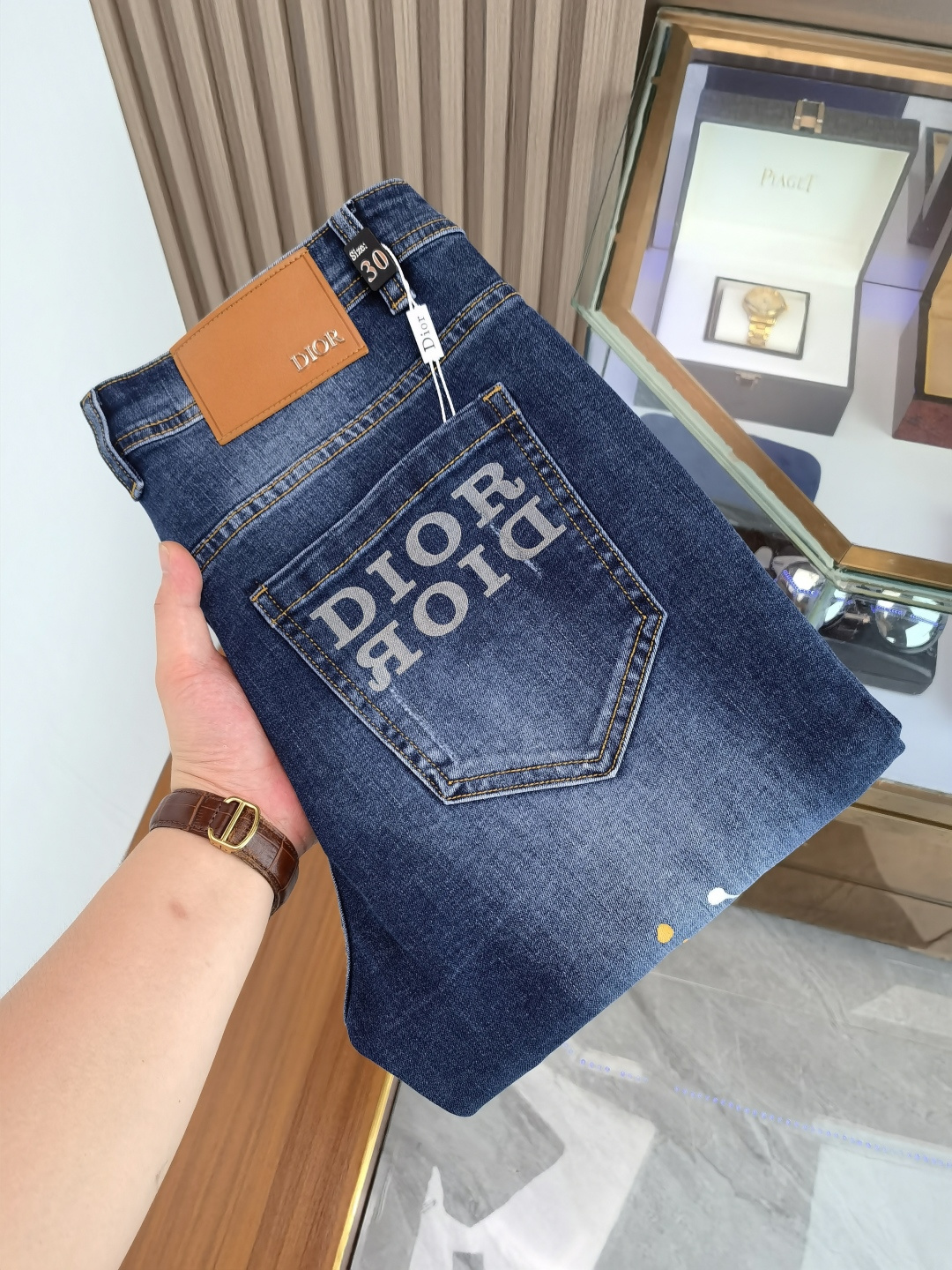 NO:610613,Dior men's denim jeans, official album and poster style!  High-grade imported denim raw color fabrics are supplied to customers, and the pure 13oz denim fabrics from Okayama, Japan are specially selected. Heavy-duty environmentally friendly plant enzyme washing process is used. The texture has a light retro color, which is quite beautiful and is very suitable for autumn and winter color matching. The fabric is soft and delicate after washing, but has strong bones and a slight stretch, providing an excellent comfortable experience. There is no damage from any technological elements throughout the body, retaining the purest tannin color!  The details throughout the body are perfect, exquisite and sophisticated. The latest leather label on the waist highlights the brand's characteristics. The hardware accessories, leather label and wiring all reflect the craftsmanship!  The silhouette is perfectly tailored and has excellent butt lift and slimming effect. It can be easily matched with any top in the wardrobe. It has wide compatibility and is suitable for various daily wear. The upper body is full of style. It is a must-have trousers for those who are obsessed with quality control and 1V!  Size 29-38 No 35 37,,dior,dior,jeans,alexander wang19860909Dior 迪奥 男士丹宁牛仔裤,官宣画册海报穿搭款！ 客供高级进口的丹宁原色面料,特选日本冈山纯正13oz 盎司牛仔布料,重磅环保植物酵素水洗工艺,肌理有着淡淡的复古色彩,相当漂亮,极符合秋冬的配色,面料经过水洗后柔软细腻,但筋骨感极强,且略带弹力,提供了绝佳的舒适体验,通身无任何工艺元素破坏,保留了最纯粹的丹宁本色！通身细节完美如斯,精湛且考究,最新的腰部皮标彰显了品牌特质,五金配件、皮标、走线无不体现出匠心工艺！版型剪裁完美,提臀修身效果绝佳,可轻松横扫衣橱任何的上装搭配,兼容性广泛,满足于日常各种穿搭,上身型款十足,于品质控及1V迷控者必入型裤装！ 尺码29-38 无35 37,,dior,dior,jeans,alexander wang,Men's clothing