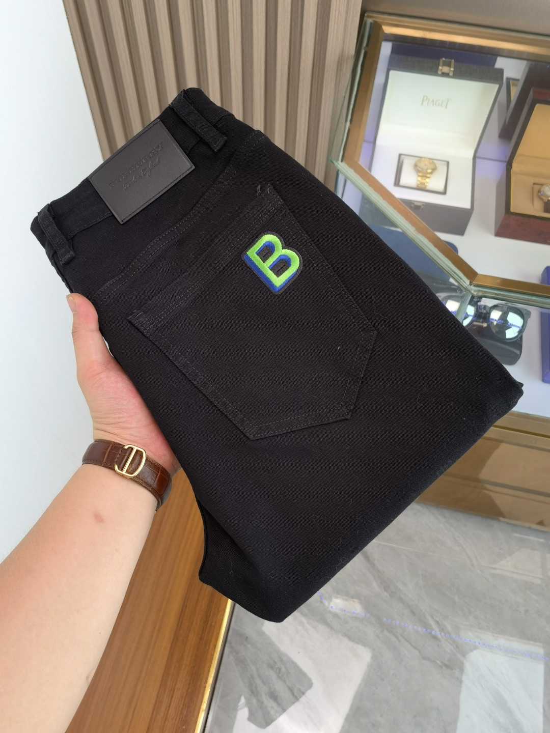 NO:521065,Burberry men's denim jeans, official album poster outfits!  Customer-supplied high-quality imported denim original color fabric, specially selected Japanese Okayama pure 13oz ounce denim fabric, heavy environmentally friendly plant enzyme washing process, the texture has a light retro color, which is quite beautiful, and is very suitable for the autumn and winter color matching. The fabric is soft and delicate after washing, but has a strong bones and a little elastic, providing an excellent comfort experience. There is no damage to any craft elements throughout the body, retaining the purest tannin color!  The whole body details are so perfect, exquisite and exquisite. The latest waist leather marks highlight the brand's characteristics, and hardware accessories, leather marks, and wiring all reflect craftsmanship!  The style is perfectly tailored, and the hip lifting effect is excellent. It can easily sweep any top matching in the wardrobe. It has extensive compatibility and is satisfied with various daily outfits. It has a lot of upper body styles and must-have trousers for quality control and 1V masturbation control!  Size 29-38 None 35 37, burberry,burberry,jeans,alexander wang19860909Burberry 巴宝莉 男士丹宁牛仔裤,官宣画册海报穿搭款！ 客供高级进口的丹宁原色面料,特选日本冈山纯正13oz 盎司牛仔布料,重磅环保植物酵素水洗工艺,肌理有着淡淡的复古色彩,相当漂亮,极符合秋冬的配色,面料经过水洗后柔软细腻,但筋骨感极强,且略带弹力,提供了绝佳的舒适体验,通身无任何工艺元素破坏,保留了最纯粹的丹宁本色！通身细节完美如斯,精湛且考究,最新的腰部皮标彰显了品牌特质,五金配件、皮标、走线无不体现出匠心工艺！版型剪裁完美,提臀修身效果绝佳,可轻松横扫衣橱任何的上装搭配,兼容性广泛,满足于日常各种穿搭,上身型款十足,于品质控及1V迷控者必入型裤装！ 尺码29-38 无35 37,,burberry,burberry,jeans,alexander wang,Men's clothing