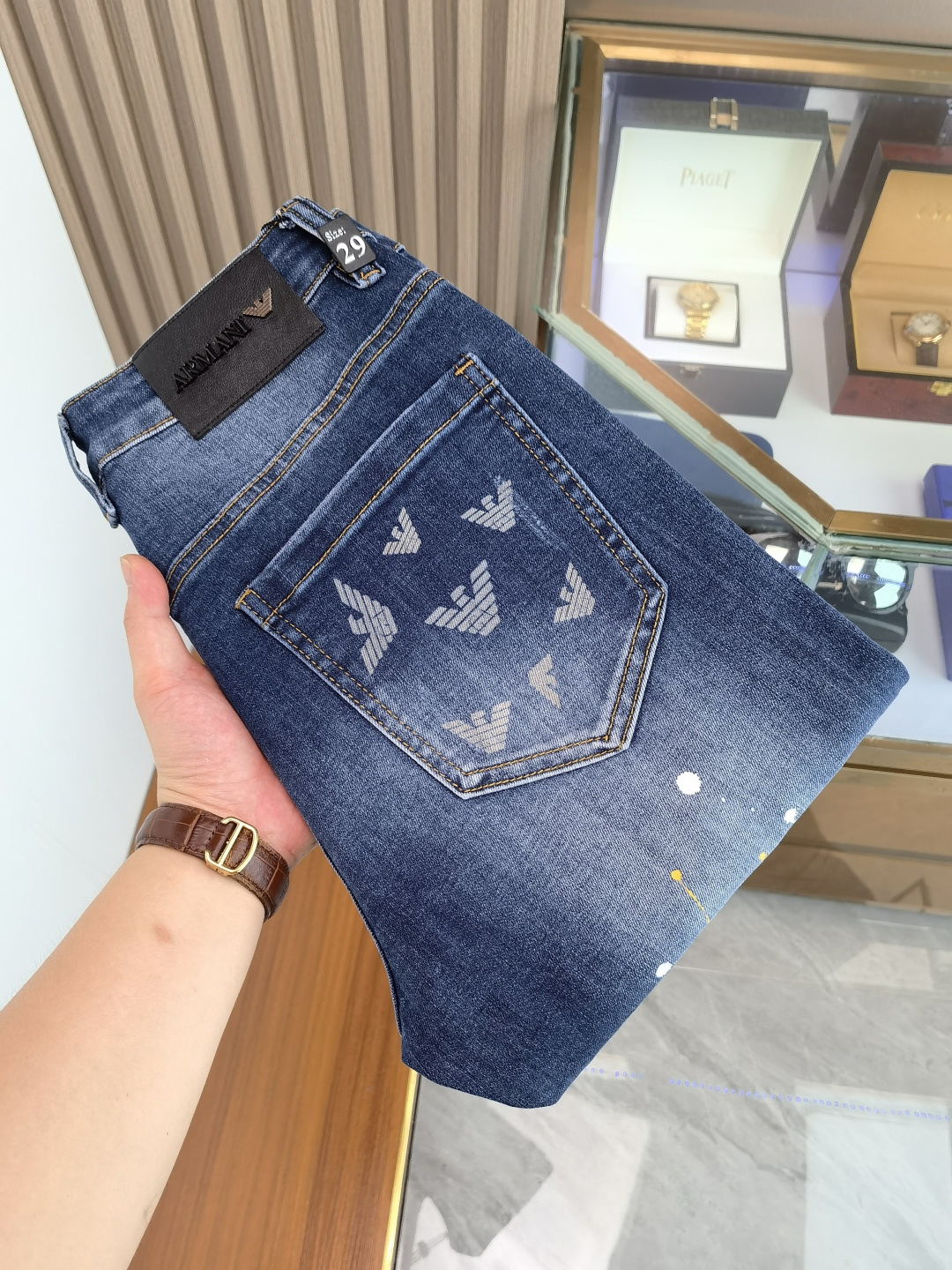 NO:521067,Armani Men's denim jeans, official album poster outfit!  Customer-supplied high-quality imported denim original color fabric, specially selected Japanese Okayama pure 13oz ounce denim fabric, heavy environmentally friendly plant enzyme washing process, the texture has a light retro color, which is quite beautiful, and is very suitable for the autumn and winter color matching. The fabric is soft and delicate after washing, but has a strong bones and a little elastic, providing an excellent comfort experience. There is no damage to any craft elements throughout the body, retaining the purest tannin color!  The whole body details are so perfect, exquisite and exquisite. The latest waist leather marks highlight the brand's characteristics, and hardware accessories, leather marks, and wiring all reflect craftsmanship!  The style is perfectly tailored, and the hip lifting effect is excellent. It can easily sweep any top matching in the wardrobe. It has extensive compatibility and is satisfied with various daily outfits. It has a lot of upper body styles and must-have trousers for quality control and 1V masturbation control!  Size 29-38 None 35 37, Armani,armani,jeans,alexander wang19860909Armani 阿玛尼 男士丹宁牛仔裤,官宣画册海报穿搭款！ 客供高级进口的丹宁原色面料,特选日本冈山纯正13oz 盎司牛仔布料,重磅环保植物酵素水洗工艺,肌理有着淡淡的复古色彩,相当漂亮,极符合秋冬的配色,面料经过水洗后柔软细腻,但筋骨感极强,且略带弹力,提供了绝佳的舒适体验,通身无任何工艺元素破坏,保留了最纯粹的丹宁本色！通身细节完美如斯,精湛且考究,最新的腰部皮标彰显了品牌特质,五金配件、皮标、走线无不体现出匠心工艺！版型剪裁完美,提臀修身效果绝佳,可轻松横扫衣橱任何的上装搭配,兼容性广泛,满足于日常各种穿搭,上身型款十足,于品质控及1V迷控者必入型裤装！ 尺码29-38 无35 37,,armani,armani,jeans,alexander wang,Men's clothing