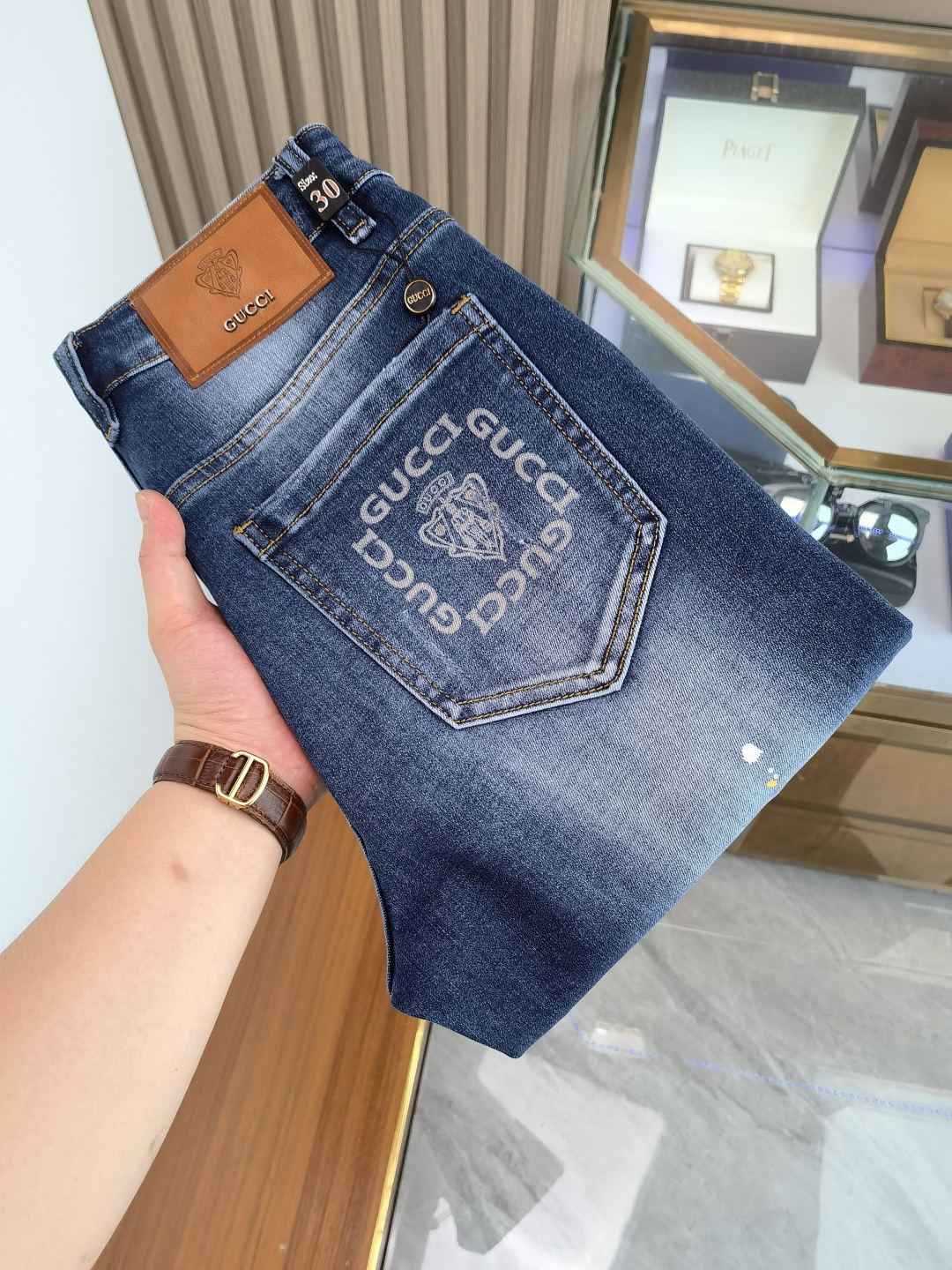 NO:521069,GUCCI Men's denim jeans, official album poster outfit style!  Customer-supplied high-quality imported denim original color fabric, specially selected Japanese Okayama pure 13oz ounce denim fabric, heavy environmentally friendly plant enzyme washing process, the texture has a light retro color, which is quite beautiful, and is very suitable for the autumn and winter color matching. The fabric is soft and delicate after washing, but has a strong bones and a little elastic, providing an excellent comfort experience. There is no damage to any craft elements throughout the body, retaining the purest tannin color!  The whole body details are so perfect, exquisite and exquisite. The latest waist leather marks highlight the brand's characteristics, and hardware accessories, leather marks, and wiring all reflect craftsmanship!  The style is perfectly tailored, and the hip lifting effect is excellent. It can easily sweep any top matching in the wardrobe. It has extensive compatibility and is satisfied with various daily outfits. It has a lot of upper body styles and must-have trousers for quality control and 1V masturbation control!  Size 29-38 None 35 37, gucci,jeans,alexander wang19860909GUCCI 古奇 男士丹宁牛仔裤,官宣画册海报穿搭款！ 客供高级进口的丹宁原色面料,特选日本冈山纯正13oz 盎司牛仔布料,重磅环保植物酵素水洗工艺,肌理有着淡淡的复古色彩,相当漂亮,极符合秋冬的配色,面料经过水洗后柔软细腻,但筋骨感极强,且略带弹力,提供了绝佳的舒适体验,通身无任何工艺元素破坏,保留了最纯粹的丹宁本色！通身细节完美如斯,精湛且考究,最新的腰部皮标彰显了品牌特质,五金配件、皮标、走线无不体现出匠心工艺！版型剪裁完美,提臀修身效果绝佳,可轻松横扫衣橱任何的上装搭配,兼容性广泛,满足于日常各种穿搭,上身型款十足,于品质控及1V迷控者必入型裤装！ 尺码29-38 无35 37,,gucci,jeans,alexander wang,Men's clothing