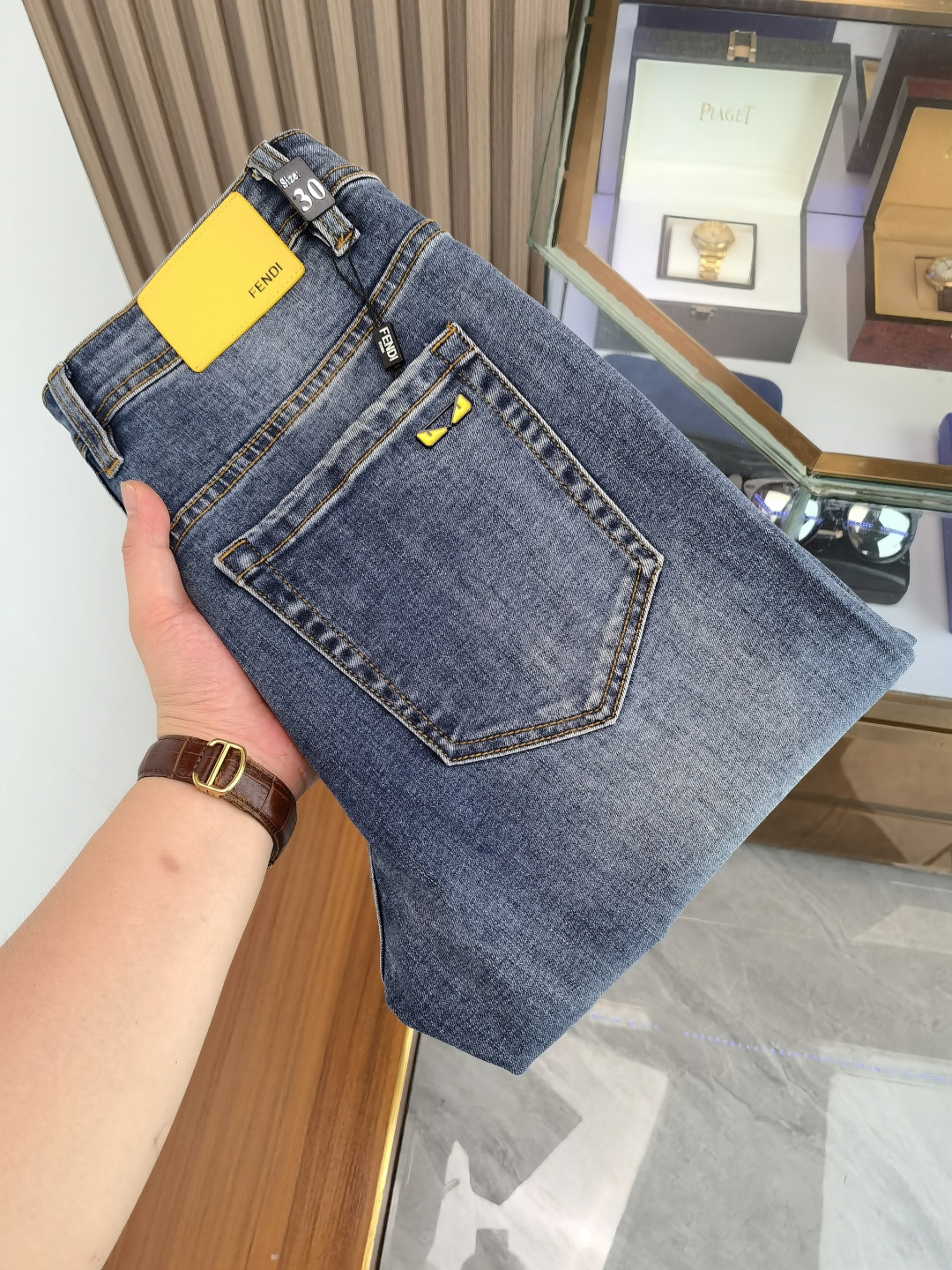 NO:521071,FENDI Men's denim jeans, official album poster outfit style!  Customer-supplied high-quality imported denim original color fabric, specially selected Japanese Okayama pure 13oz ounce denim fabric, heavy environmentally friendly plant enzyme washing process, the texture has a light retro color, which is quite beautiful, and is very suitable for the autumn and winter color matching. The fabric is soft and delicate after washing, but has a strong bones and a little elastic, providing an excellent comfort experience. There is no damage to any craft elements throughout the body, retaining the purest tannin color!  The whole body details are so perfect, exquisite and exquisite. The latest waist leather marks highlight the brand's characteristics, and hardware accessories, leather marks, and wiring all reflect craftsmanship!  The style is perfectly tailored, and the hip lifting effect is excellent. It can easily sweep any top matching in the wardrobe. It has extensive compatibility and is satisfied with various daily outfits. It has a lot of upper body styles and must-have trousers for quality control and 1V masturbation control!  Size 29-38 None 35 37,,fendi,fendi,jeans,alexander wang19860909FENDI 芬迪 男士丹宁牛仔裤,官宣画册海报穿搭款！ 客供高级进口的丹宁原色面料,特选日本冈山纯正13oz 盎司牛仔布料,重磅环保植物酵素水洗工艺,肌理有着淡淡的复古色彩,相当漂亮,极符合秋冬的配色,面料经过水洗后柔软细腻,但筋骨感极强,且略带弹力,提供了绝佳的舒适体验,通身无任何工艺元素破坏,保留了最纯粹的丹宁本色！通身细节完美如斯,精湛且考究,最新的腰部皮标彰显了品牌特质,五金配件、皮标、走线无不体现出匠心工艺！版型剪裁完美,提臀修身效果绝佳,可轻松横扫衣橱任何的上装搭配,兼容性广泛,满足于日常各种穿搭,上身型款十足,于品质控及1V迷控者必入型裤装！ 尺码29-38 无35 37,,fendi,fendi,jeans,alexander wang,Men's clothing