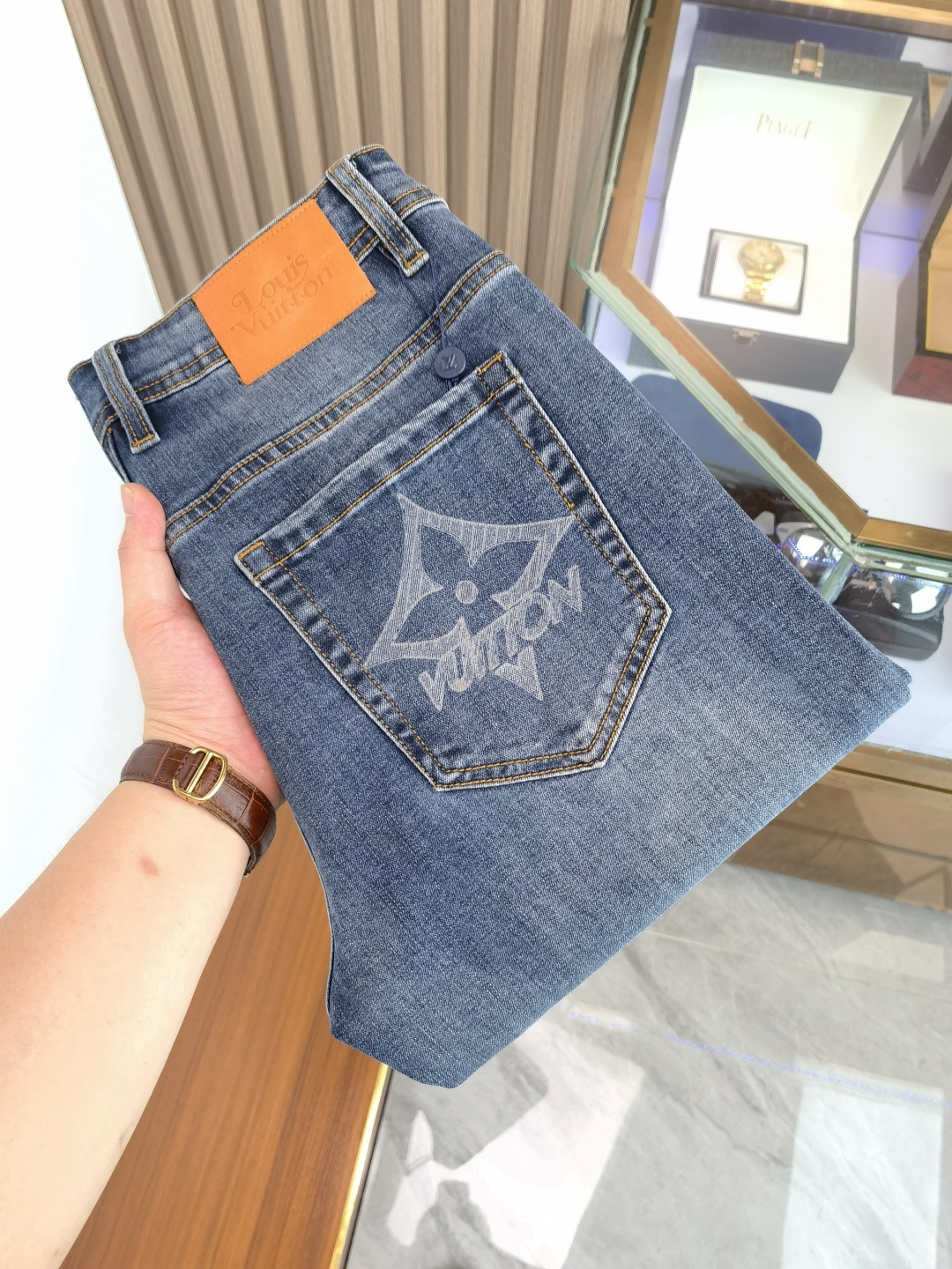 NO:521073,LV men's denim jeans, official album poster outfit style!  Customer-supplied high-quality imported denim original color fabric, specially selected Japanese Okayama pure 13oz ounce denim fabric, heavy environmentally friendly plant enzyme washing process, the texture has a light retro color, which is quite beautiful, and is very suitable for the autumn and winter color matching. The fabric is soft and delicate after washing, but has a strong bones and a little elastic, providing an excellent comfort experience. There is no damage to any craft elements throughout the body, retaining the purest tannin color!  The whole body details are so perfect, exquisite and exquisite. The latest waist leather marks highlight the brand's characteristics, and hardware accessories, leather marks, and wiring all reflect craftsmanship!  The style is perfectly tailored, and the hip lifting effect is excellent. It can easily sweep any top matching in the wardrobe. It has extensive compatibility and is satisfied with various daily outfits. It has a lot of upper body styles and must-have trousers for quality control and 1V masturbation control!  Size 29-38 None 35 37,,louis vuitton,jeans,alexander wang19860909LV 男士丹宁牛仔裤,官宣画册海报穿搭款！ 客供高级进口的丹宁原色面料,特选日本冈山纯正13oz 盎司牛仔布料,重磅环保植物酵素水洗工艺,肌理有着淡淡的复古色彩,相当漂亮,极符合秋冬的配色,面料经过水洗后柔软细腻,但筋骨感极强,且略带弹力,提供了绝佳的舒适体验,通身无任何工艺元素破坏,保留了最纯粹的丹宁本色！通身细节完美如斯,精湛且考究,最新的腰部皮标彰显了品牌特质,五金配件、皮标、走线无不体现出匠心工艺！版型剪裁完美,提臀修身效果绝佳,可轻松横扫衣橱任何的上装搭配,兼容性广泛,满足于日常各种穿搭,上身型款十足,于品质控及1V迷控者必入型裤装！ 尺码29-38 无35 37,,louis vuitton,jeans,alexander wang,Men's clothing